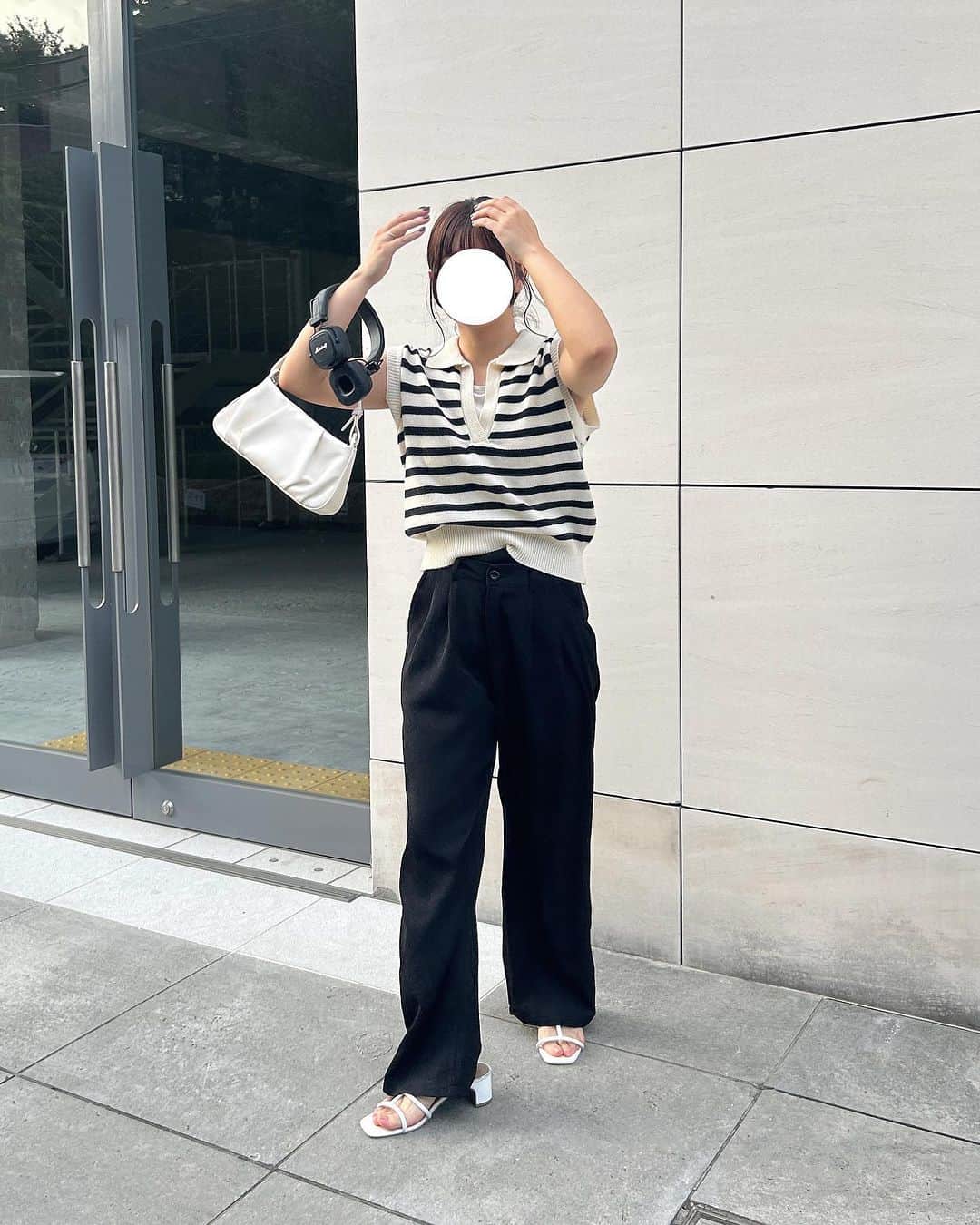 tarouのインスタグラム：「今日のリアルコーデ👣⸒⸒    私にしては珍しく 韓国っぽ(？)なコーデ🇰🇷”  ジャストサイズのトップスに ストンと落ちるスラックス合わせて モノトーンでまとめました〰︎✍🏻💭  このトップスIROHANIのサンプルなんだけど 時期的にボツになっちゃったので 私服化◎笑   あんまりノースリーブ着ないけど たまには良いよね…！？    tops：IROHANI(ボツ服) pants： @irohani.official  bag： @irohani.official  shoes： @senseofplace_ur      #夏コーデ #夏服 #カジュアルコーデ  #ボーダー #ボーダートップス #スラックス  #ワントーンコーデ #モノトーンコーデ #ノースリーブ  #ノースリーブニット #通学コーデ #通勤コーデ」