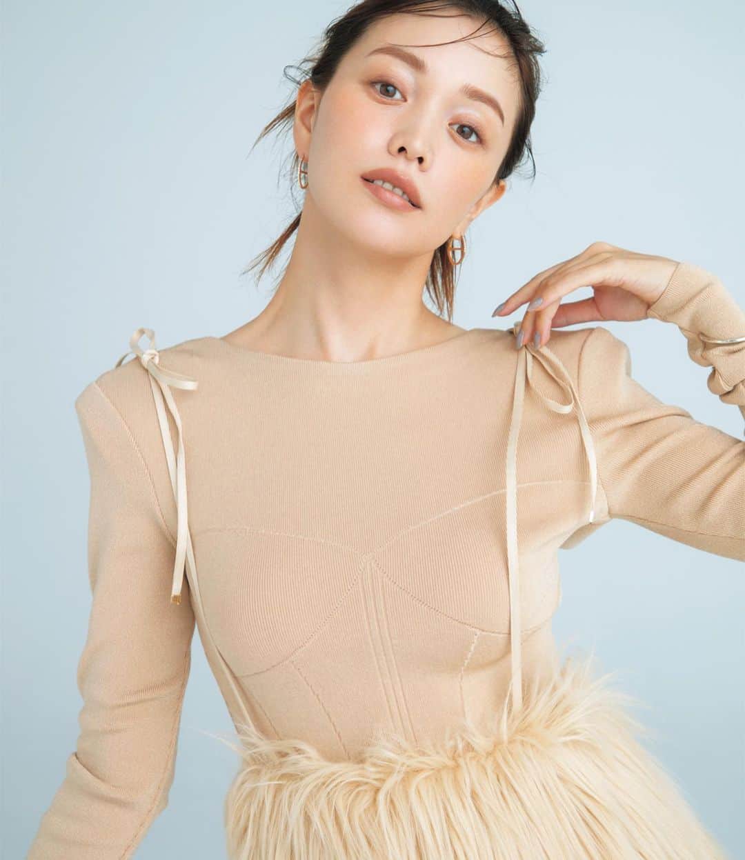 蛯原友里のインスタグラム：「発売中のVOCE10月号 「エビちゃんと学ぶ 秋服×血色メイクの 最適バランス学」  この色バランス、 なんとも言えない透明感、 すべてがタイプ❤️  #voce #makeup #秋メイク」