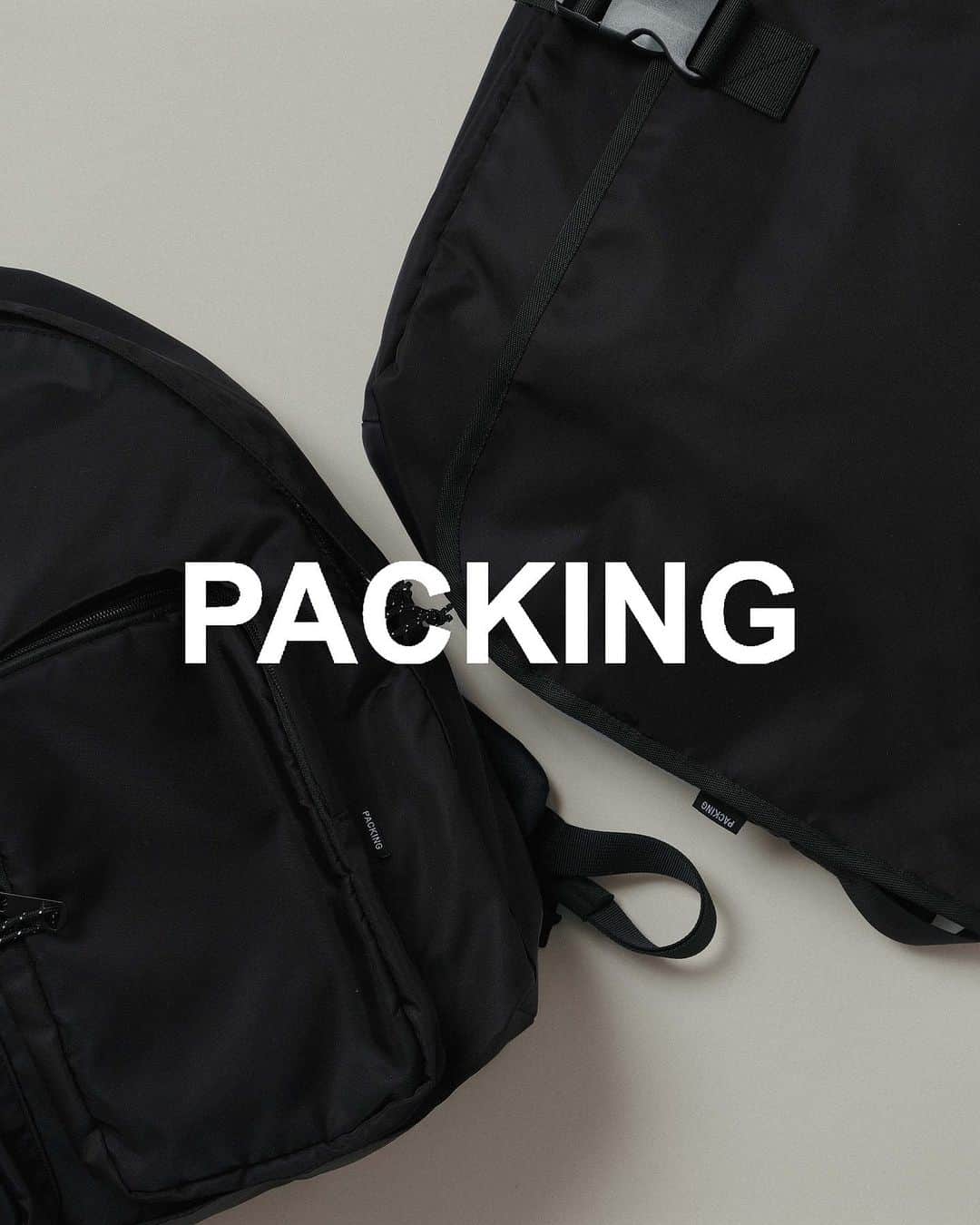 ビーミング ライフストア by ビームスのインスタグラム：「… PACKING × B:MING by BEAMS 92-61-0097-585：『2 Pocket backpack』  92-61-0098-585：『Messenger bag』  “アメリカのスーパーに雑多に売られているような、毎日使うバックパック”をコンセプトに2018年にスタートした〈PACKING〉。3度目のコラボレーションとなる今回は、日常使いとデザイン性を兼ね備えた「バックパック」と「メッセンジャーバッグ」が登場します。  本作では、素材を滑らかな風合いで光沢のあるポリエステルに変更。シンプルで野暮ったいブランドらしさもありながらも、どこか品のあるデザインにアップデートしています。  またポケットワークも日常使いを高めたこだわりの仕様に。 バックパックは、フロントポケットの内部により気の利いたディテールを搭載。アウトドアギアから着想を得て、メッシュポケットとユーティリティフックを取り付けました。また、底には水の浸透を防止するターポリンを貼り、ショルダーにはイヤホンやウォレットを取り付けられるD菅を配置するなど、細かなこだわりも随所に散りばめています。 メッセンジャーバッグでは、メインポケットへ直接アクセスできるサイドファスナーを設置。また内部には、小分けされたガジェット用ポケットとユーティリティフックも完備しました。 さらに、両型ともインラインにはないPCスリーブを設置し、日常使いだけでなくビジネスシーンでもその機能を発揮してくれます。  本作は〈B:MING by BEAMS〉取り扱い店舗、およびビームス公式オンラインショップで発売中。 . @packing_2018 @bmingbybeams_official #packing2018 #bmingbybeams」
