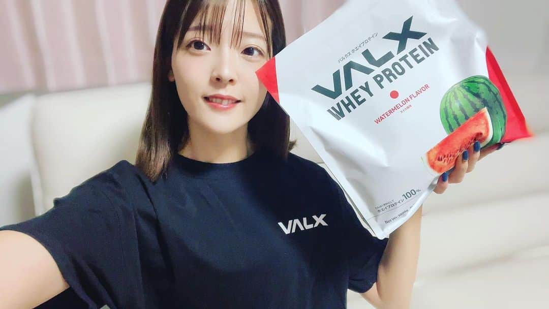 上原あかりのインスタグラム：「VALX！プロテイン！ 新フレーバーのスイカ🍉味！安定の美味しさでした(*´ч`*)  同じく新フレーバーのマスカット味、購入したのでもうすぐ届くー✨  そしてTシャツもプレゼントしてもらいました🥹 これ着てトレーニング頑張るぞ🔥  #筋トレ女子 #腹筋女子  #training #traininggirl #selfeile #fitnessgirl #workout #筋トレ好きと繋がりたい」