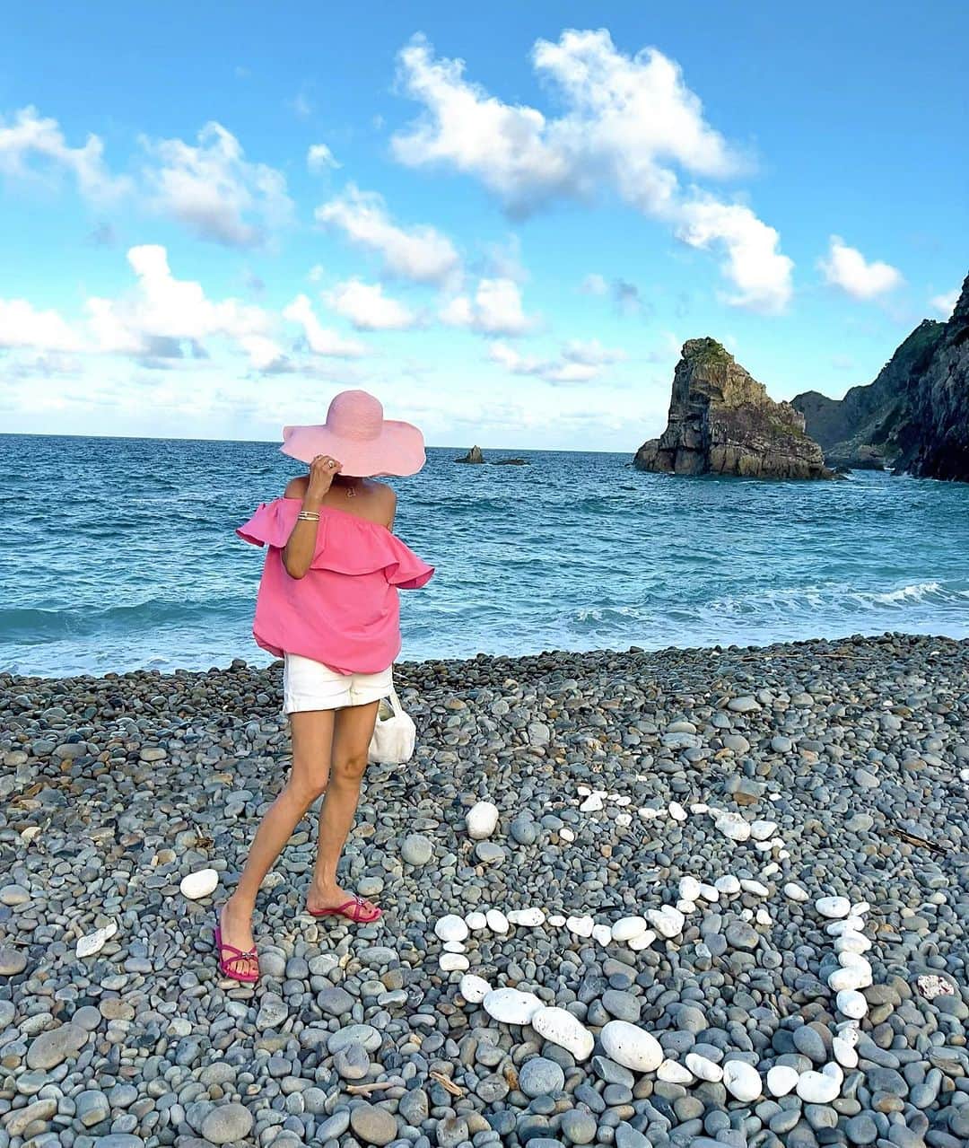 麻美さんのインスタグラム写真 - (麻美Instagram)「@kenshin.japan  憲ちゃんオススメスポット☝️その3 . ホノホシ海岸🌊 ． 波が荒いので🌊🌊🌊 砂利が打ち寄せる波に洗われて玉石🪨になってしまってツルツルなの ． 波が引くと🌊 玉石が擦れる音が 太鼓🪘🪘🪘みたいで ． もの凄い臨場感‼️ ． そして💓💓💓 またまたHeart💓の引き寄せ ． 白い玉石がHeart型に 並んでた😍😍😍 ． えーーー🥰 こんな事ある〜❓ ． めっちゃ嬉しい☺️☺️☺️ 見渡す限り グレーの玉石なのに🪨 ． 数少ない白の玉石は Heart💓💓💓 ． なんだかめっちゃ スピリチュアル💓 ． 奄美大島ってHeartの島なの❓ ． もう最高‼️ ． #Heartの引き寄せ #奄美大島 #ホノホシ海岸」8月31日 20時47分 - mami0s