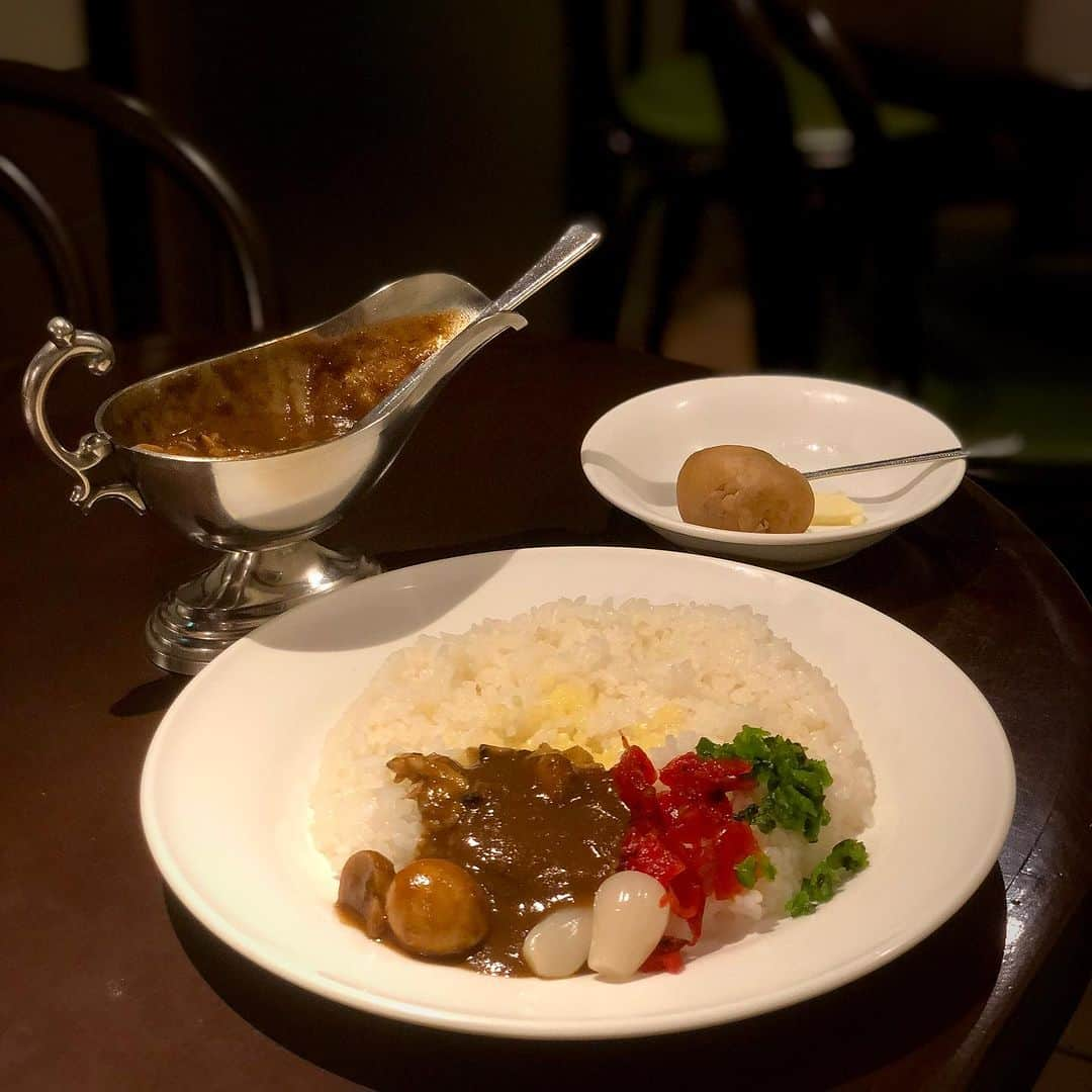 村山千代さんのインスタグラム写真 - (村山千代Instagram)「本日の飲み物 八月もおつカレーさまでした🍛 今年も残すところ三分の一だ😳 #カレー #カレーライス #シーフード #シーフードミックス #シーフードカレー #じゃがいも #おつかれーらいす  #プティフアラカンパーニュ」8月31日 20時57分 - chiyocolate420