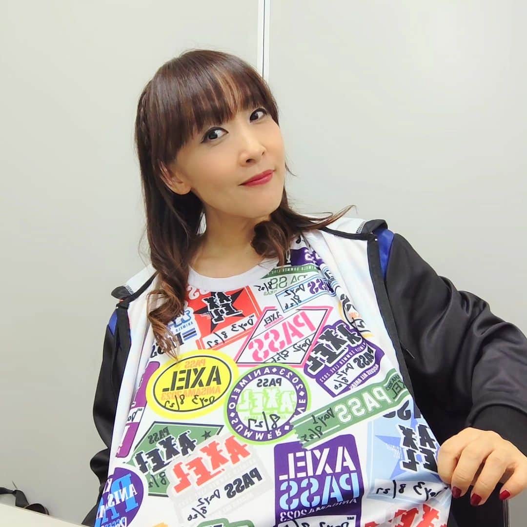 atsukoのインスタグラム：「アニサマTシャツは、ステージでは 着られなかったので、楽屋で着てました！  #anisama #angela_jpn #animesong #anime #anisong」