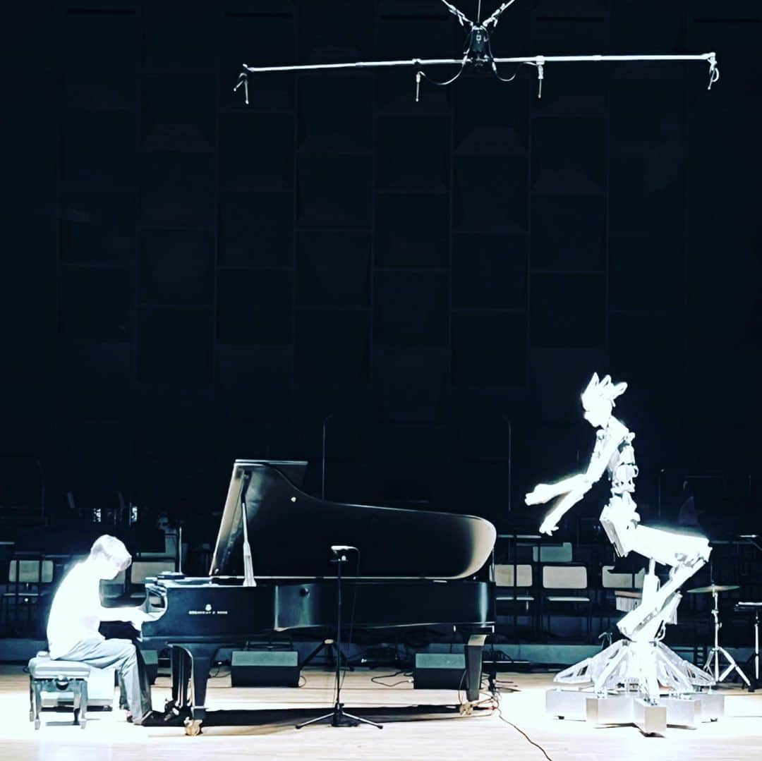 渋谷慶一郎さんのインスタグラム写真 - (渋谷慶一郎Instagram)「Thank you, Osaka. It was refreshing for me to perform “Lust”, which I premiered at the Android Opera in Paris, for the first time with just piano and Android Alter4. ありがとう大阪。パリのアンドロイドオペラ公演で初演したLustを初めてピアノとアンドロイド Alter4だけで演奏したのが新鮮だった。」8月31日 20時51分 - keiichiroshibuy