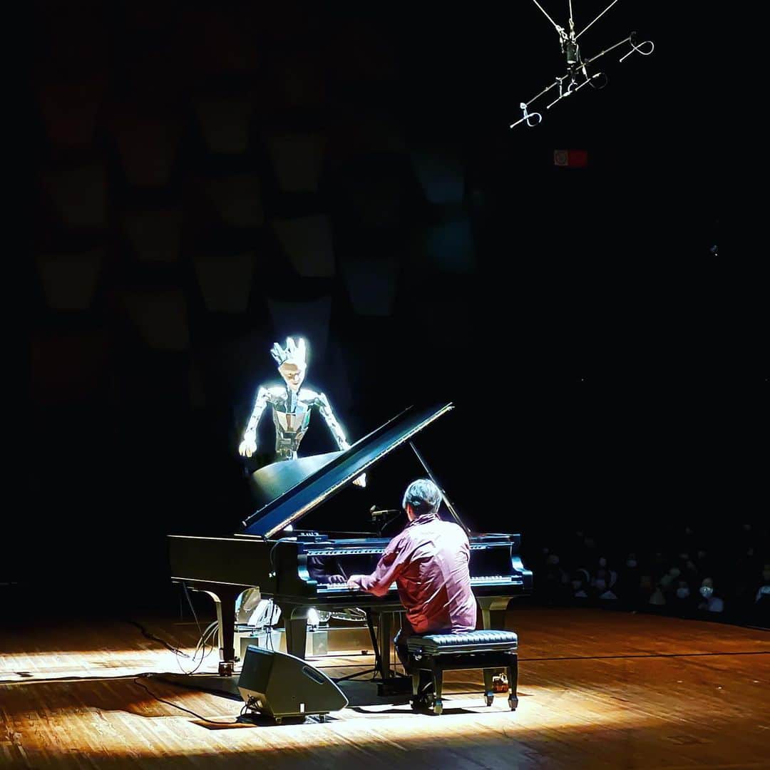 渋谷慶一郎さんのインスタグラム写真 - (渋谷慶一郎Instagram)「Thank you, Osaka. It was refreshing for me to perform “Lust”, which I premiered at the Android Opera in Paris, for the first time with just piano and Android Alter4. ありがとう大阪。パリのアンドロイドオペラ公演で初演したLustを初めてピアノとアンドロイド Alter4だけで演奏したのが新鮮だった。」8月31日 20時51分 - keiichiroshibuy