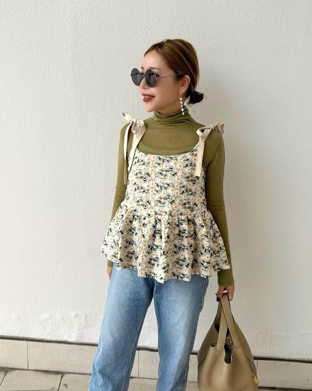 rinのインスタグラム：「⁡ ⁡ ⁡ ⁡ 秋冬コーデも華やかになる フラワービスチェ🌼 ⁡ ふわふわシャギーに合わせたり デニムジャケットやミリタリー合わせ などなど、色んなコーデが してみたいです🪄 ⁡ @baybeeonline_  ⁡ ⁡ ⁡ ⁡ ⁡ ⁡ ⁡ ⁡ ⁡ ⁡ ⁡ #baybee#glowplus#fashion#coordinate#コーデ#ファッション#大人カジュアル#エルメス#ピコタン#ママコーデ#40代コーデ#40代ファッション#カジュアルコーデ」
