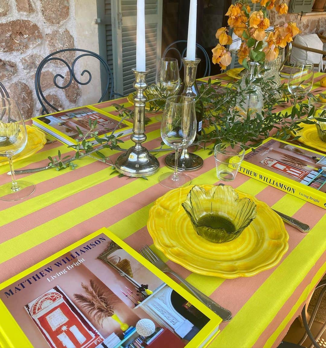 マシューウィリアムソンさんのインスタグラム写真 - (マシューウィリアムソンInstagram)「LUNCH LAUNCH   Setting up a lively lemon hued lunch with my friend Jos @casaraak. The tablecloth was made by @coloursofarley to match my book cover and everyone coming gets a signed copy of the book!   You can order yours through my bio and books will start being dispatched from retailers a week today!」8月31日 20時53分 - matthewwilliamson