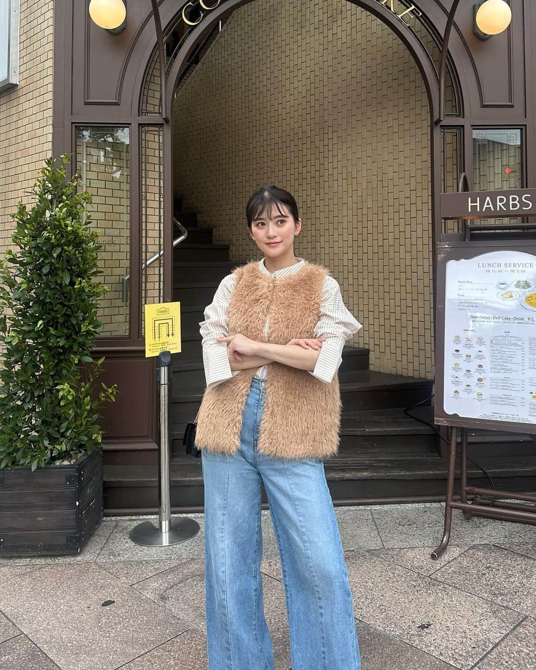 かなこのインスタグラム：「ベージュのファーベストコーデ🧸 秋っぽくシャツと合わせた🫶🏼 ANAYIのファーベストは上品な手触りで軽い🧸🤍 ワンピースに合わせてキレイめにも使いたい🤍  @anayi_official  #anayi#アナイ#エレガントコーデ#秋コーディネート」