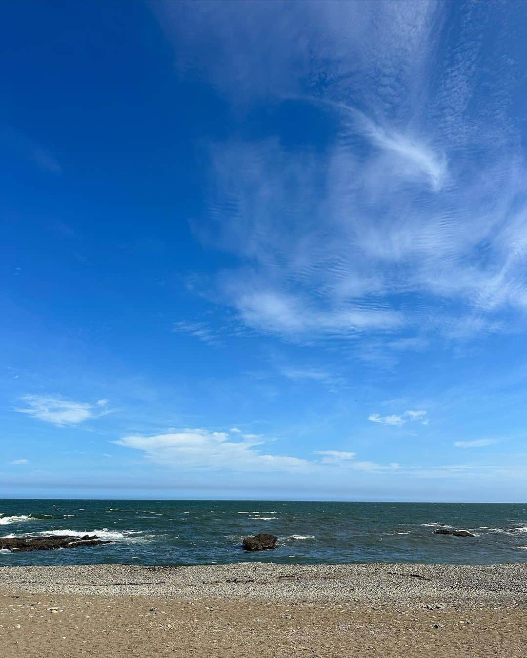 原つむぎのインスタグラム：「ぼーっと海とか空を眺める時間が好きです☺️ 海と青空のハッピーセット写真おすそ分けです🫶🏻」