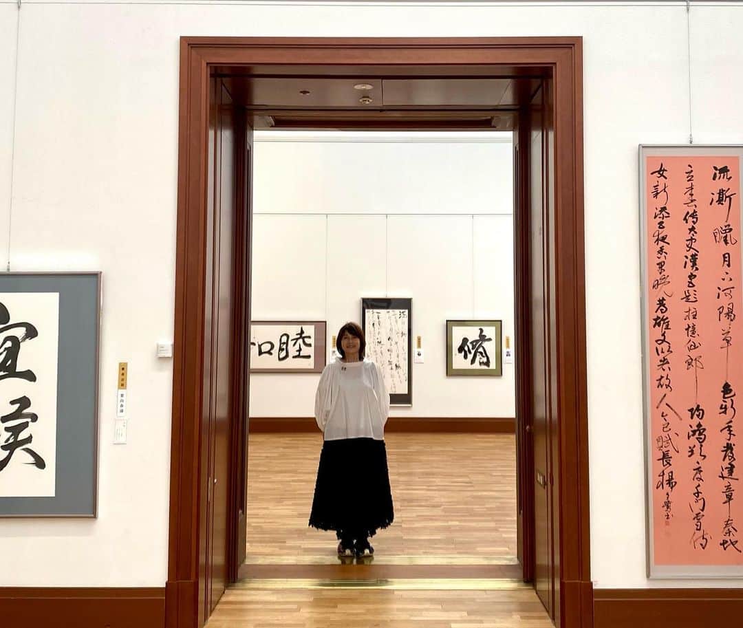 矢野きよ実さんのインスタグラム写真 - (矢野きよ実Instagram)「京都美術館に感動しました。 日本のルーブル美術館のよう…… その中に書を特別展示していただいて なんて素敵なんでしょう。 産経国際書展ありがとうございます。  東京都美術館→京都美術館→来週は仙台です！広島、愛知県、愛媛も回ります。 どこかで書に逢ってくださいねー。  でも、9月3日までは… 愛知県美術館に在廊します。 今日は弾丸書の旅でしたー(笑) #yanokiyomi #矢野きよ実 #矢野きよ実の書 #産経国際書展」8月31日 20時54分 - yanokiyomi