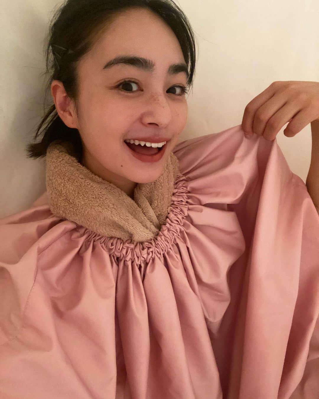 松原菜摘のインスタグラム：「だいすきなよもぎ蒸しをしてるところを…💗🌿 投稿やストーリーを見てくれてる人は わかるとおもいますが 最近よもぎ蒸しの魅力にとてもひかれて 少しずつインナーケアのお勉強を🫧 よもぎ蒸しをやるのに なんでインナーケアをお勉強？って 思う方もいるかもなので…🫢  元々わたしはモデルをやっていて 初めて女性として美しくなることや 自分磨きをしてキラキラする事の楽しさを知りました🌼 でも、専属モデルも所属してた事務所もやめて正社員をやっていた中、 やっぱり忙しすぎて毎日ストレスや疲労で どんどんモデル時代に比べて スキンケアに力を入れられる時間が少なくなっていって😢 コロナや風邪、体調はよくないし、 大好きなキラキラしたこともなかなかできなくなっていきました😖  そんなとき、以前から通っていた "女性のからだに特化したサロン" のよもぎ蒸しを受けました 自分の体調や悩みをしっかりと聞いてくれてベストなブレンドを選んでくれる、 そして"今できる自分のからだのためにできること" を教えてくれました  スキンケアをする時間も 自分のからだを労る時間もなかったけど よもぎ蒸しをして、 "自分のからだが喜ぶ時間" と "自分が自分と向き合う時間" をつくることで、 こんなにも体調がよくなったり 悪くならないように予防ができたり happyになれるんだ❣️ っと教えてくれたのが よもぎ蒸しでした😭🌿  よもぎ蒸しは、温めたりよもぎの成分を取り入れられるってだけでもちろん十分にいいこと♡ だけど、それ以上に自分のからだを知る、 外側からだけでなく内側から 健康と綺麗を保てる そんなよもぎ蒸しに惹かれました💓  これからもよもぎ蒸しはもちろん、 自分たちのからだに"いい事"を発信していきたいなぁとおもいます😍 ながくなりましたが…😌 ここまで読んでくれたみなさん♡ありがとうございます♡  #名古屋よもぎ蒸し #よもぎ蒸し　#インナーケア　#子宮ケア　#女性の悩み #名古屋サロン #huahua #yomogisteam #healthylifestyle #healthybody #wellbeing #좌훈 #나고야 #웰빙 #제주도」