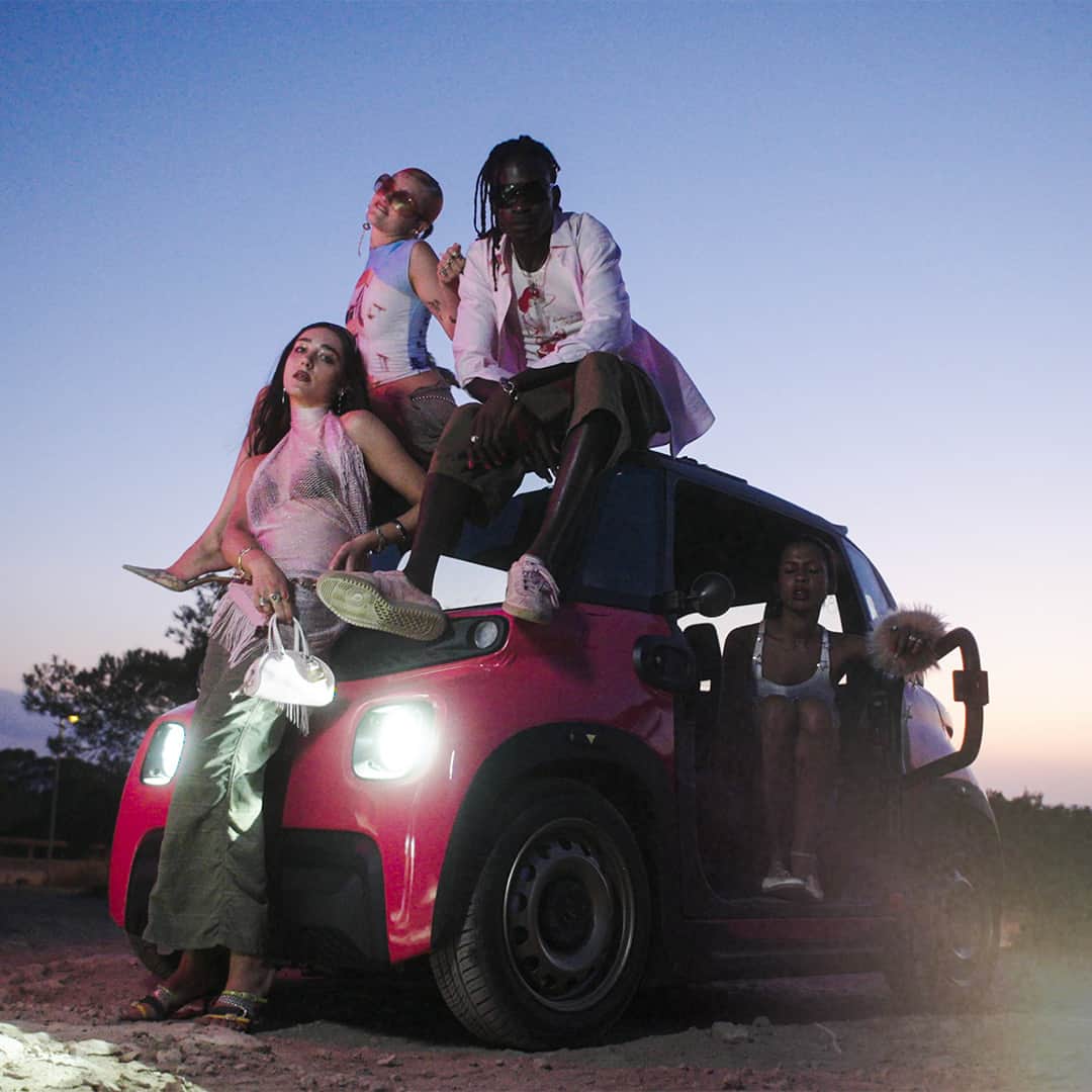 Citroënのインスタグラム：「“Cruisin’ down Ibiza in my Ami” could have been the theme of these highlight shots taken during the production for @robin__schulz new music video for his single “Smash My Heart” #CitroënAmi © 2023 Raw Souls Production / Warner Music Central Europe」