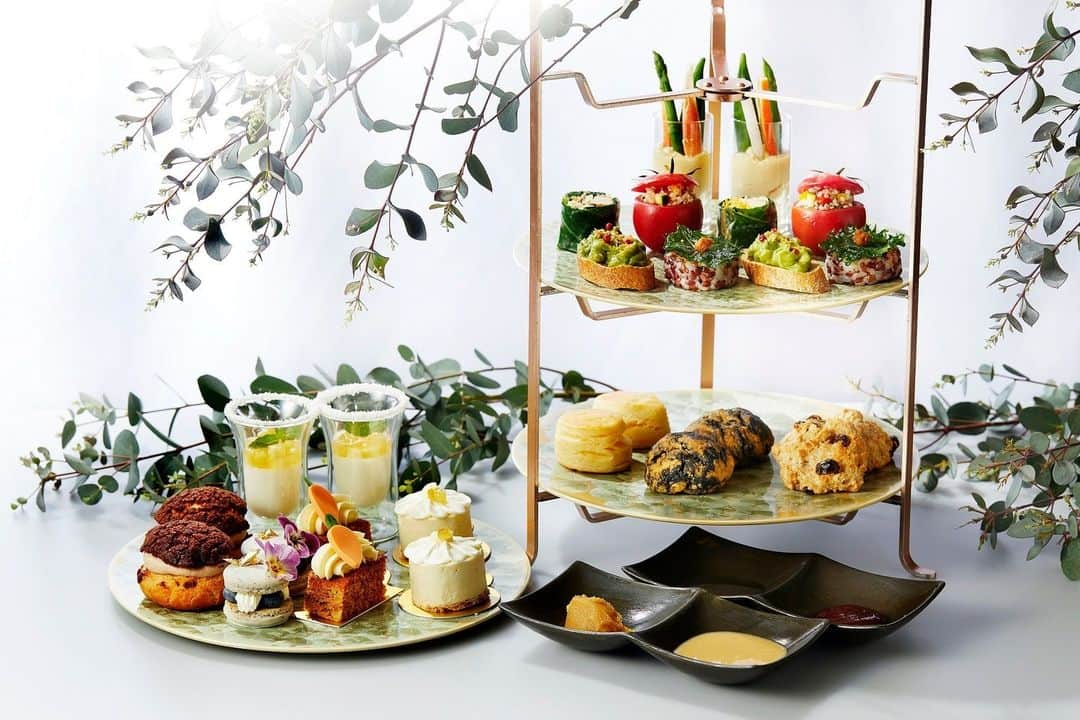 Shangri-La Hotel, Tokyoのインスタグラム：「"食べることで心も体も満たされるアフタヌーンティー「ウェルネス サマーアフタヌーンティー」を9月末まで提供中。⁣ ⁣ 心身ともにすこやかで、生き生きと輝く幸せな毎日を送ることを目指したウェルネスな生き方を実践するヨガインストラクターのエドワーズ壽里さん。彼女のアイデアを元に、ホテルのシェフが何度も試作を重ねて生まれた栄養満点のアフタヌーンティーをお届けします。⁣ ⁣ 麹、味噌、黒ごま、玄米など、日本でお馴染みの調味料や素材を使い、マキベリーやマヌカハニーなどのスーパーフードも取り入れたスイーツ、セイボリー、スコーンをご用意。⁣ ⁣ ヘルシーかつ上質な味わいで季節も感じられるラインアップで、残暑も乗り越えましょう。⁣ ⁣ We are offering 'Wellness Summer Afternoon Tea,'' an afternoon tea that satisfies both mind and body, until September 30 at The Lobby Lounge.⁣ ⁣ Sweets, savouries, and scones that use seasonings and ingredients familiar in Japan, such as koji, miso, black sesame, and brown rice, as well as superfoods such as maqui berries and manuka honey line up on the three-tier tea stand.⁣ ⁣ Overcome the lingering summer heat with savouries and sweets of healthy and high-quality flavours that will make you feel the season.⁣ ⁣ #shangrilacircle #myshangrila #shangrilahotels #shangrila #shangrilatokyo #tokyotravel #tokyotrip #tokyostation #afternoontea #シャングリラ #シャングリラ東京 #シャングリラサークル #東京駅 #丸の内 #大手町  #アフタヌーンティー」