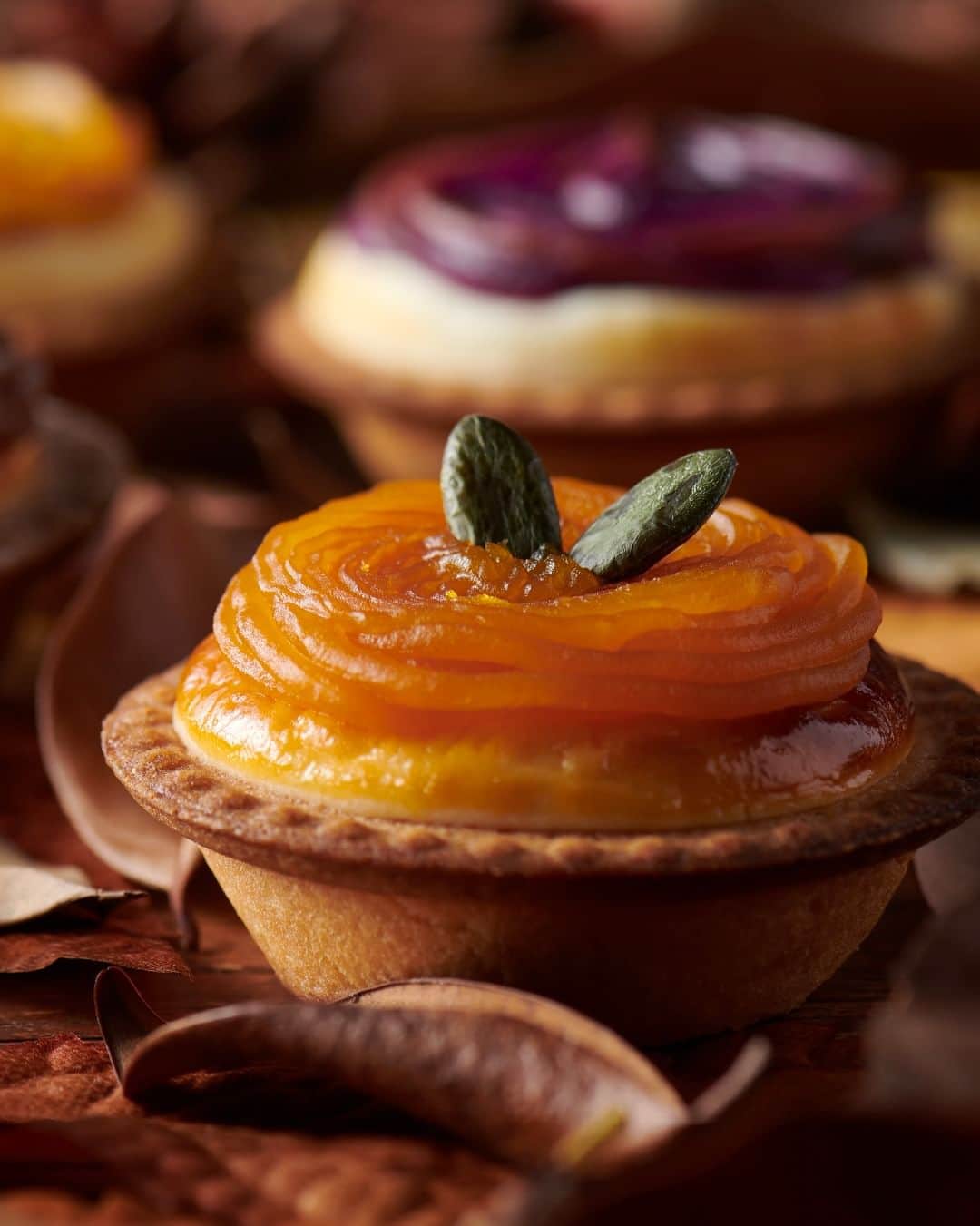 BAKE CHEESE TART OFFICIALのインスタグラム：「明日発売🍁  「安納芋スイートポテト」と 「パンプキン」がスタートします😋  ┈┈┈┈┈┈┈┈ 🍁Happy Autumn Cheese Tart Fair🍁  9/1(金) 〜 🍠安納芋スイートポテト 🎃パンプキン  10/1(日) 〜 🌰モンブラン  10/15(日) 〜 🍠紫芋 ┈┈┈┈┈┈┈┈  ※ 紫芋はサクラマチ熊本店・アミュプラザ鹿児島店は販売対象外となります。 ※ 全商品売り切れ次第終了  #ベイクチーズタルト #bakecheesetart #チーズタルト専門店 #チーズタルト #チーズ #チーズケーキ #安納芋 #スイートポテト #さつまいもスイーツ #パンプキン #かぼちゃ #かぼちゃスイーツ #モンブラン #montblanc #栗スイーツ #紫芋」