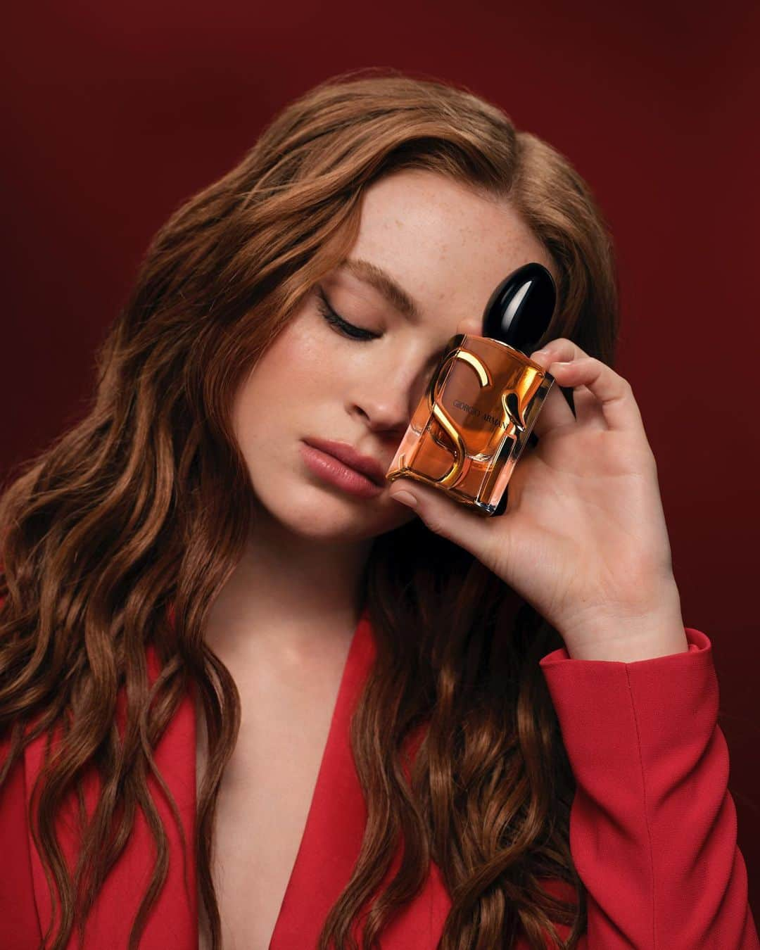 Armani Beautyさんのインスタグラム写真 - (Armani BeautyInstagram)「Embracing the power of SÌ. Armani beauty Global Ambassador @sadiesink_ personifies the new refreshing and daring facet of SÌ EAU DE PARFUM INTENSE, a reinterpretation of the iconic chypre scent.​  Photo: @Damon_Baker​ Makeup: @NinaPark ​ Hair: @RyanRichman ​ Styling: @mollyddickson ​  #Armanibeauty #SadieSink #ArmaniSi #SaySi #Fragrance」8月31日 21時00分 - armanibeauty