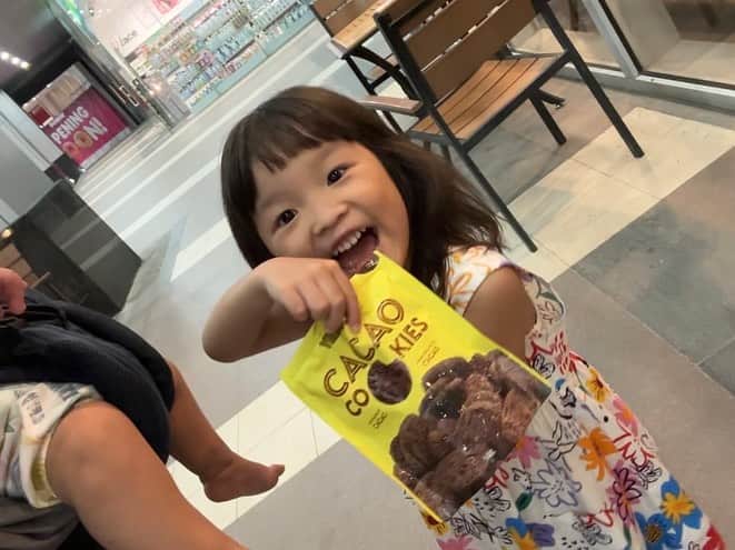 村方乃々佳のインスタグラム：「夕方は街に買い物に行きました😊 明日は3:00に出発だよ、早めに帰ろう😴  #村方乃々佳 #ののちゃん #ののかちゃん #ののちゃんねる #nonokamurakata #노노카 #NONOCHAN #夏休み　 #フィリピン旅行 #セブ島 #家族旅行」