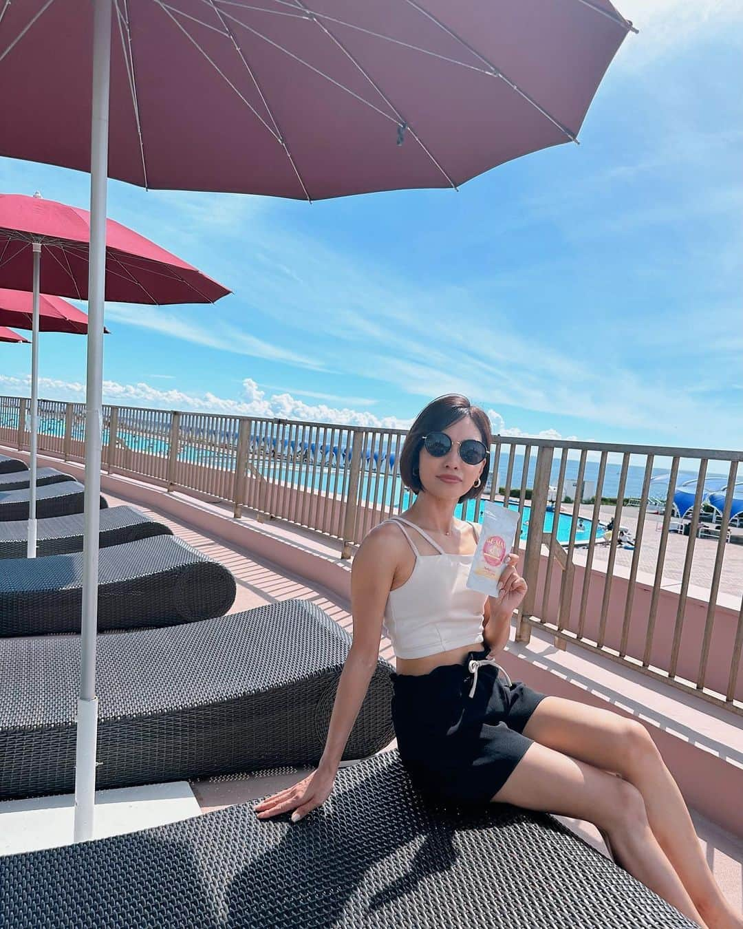 黒宮ニイナのインスタグラム：「今年の夏はたくさん紫外線浴びちゃったなぁ🌻☀️ 子どもたちの日々の送迎、野球の付き添いでずっとグラウンドにいたり、プールで遊んだり日焼けは避けられなかった🤣 年齢とともにシミ、シワが増えてくる原因のひとつは紫外線なので焼けたくはないけど、子どもたちとも思いっきり遊びたいので塗る日焼け止め+内側からもケアをしています！ @ginzabeauty_official の飲むサプリBE-MAX the sunはカプセルになっているので飲みやすい！ 塗る日焼け止めは何度も塗り直したり面倒だけどこれなら続けられるね✨  明日から9月ですが、まだまだ紫外線が強いので将来後悔しないためにもしっかりお肌ケアしていこうと思います☺️ 母たちの強い味方だね💪  #飲む日焼け止め #美肌ケア #紫外線ケア #サンブロック#bemax #bemaxthesun #ginzabeauty #PR #株式会社ライフマックス #アラフォーママ #30代ママ #2児ママ #2人育児 #小学生ママ #幼稚園生ママ#男の子ママ #女の子ママ #ピラティスインストラクター #水着コーデ #ママ水着」