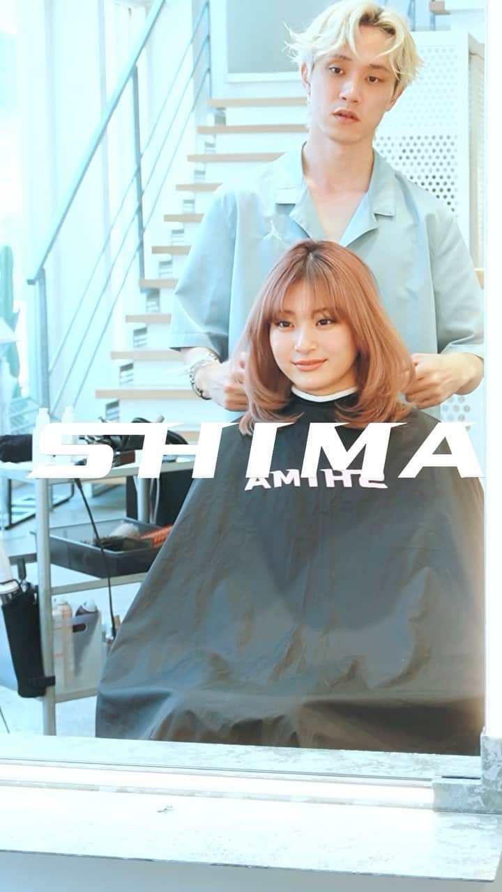 SHIMAのインスタグラム：「Check it out⏬  How to use💋by @yokoo_tatsuya  SHIMA HARAJUKUの横尾 龍也によるスタイリングムービー✂️  -SHIMA ORIGINAL PRODUCTS-  《SEEK SERUM》 ヘアケアしながらスタイリングが出来る、 ミルクタイプの《洗い流さないヘアトリートメント》  傷んだ髪の内部へ(CMC類似成分)を補い、 タンパク質や水分の流出を抑えます✨ 髪の外側のキューティクルはもちろん、内側まで水分が ぎゅっと詰まったしっとりとやわらかいうるツヤ髪へ♡  『ドライヤー前に必ずつけたいアイテムです💋』  ¥2,530- (including tax)  内容量：130ml (ボトル)  《SEEK ESSENCE》 程よい毛束感とツヤ感が長時間持続する、 オイルタイプの《洗い流さないヘアトリートメント》  とろっとしているのにベタつかずに伸びが良く、 素早く髪に馴染む質感を実現✨ ハイトーンカラーやハイライトとインナーカラーの奥行きの魅力をさらに引き出す綺麗なツヤをプラスしてくれます♡  ¥3,850- (including tax)  内容量： 128ml (ボトル)」