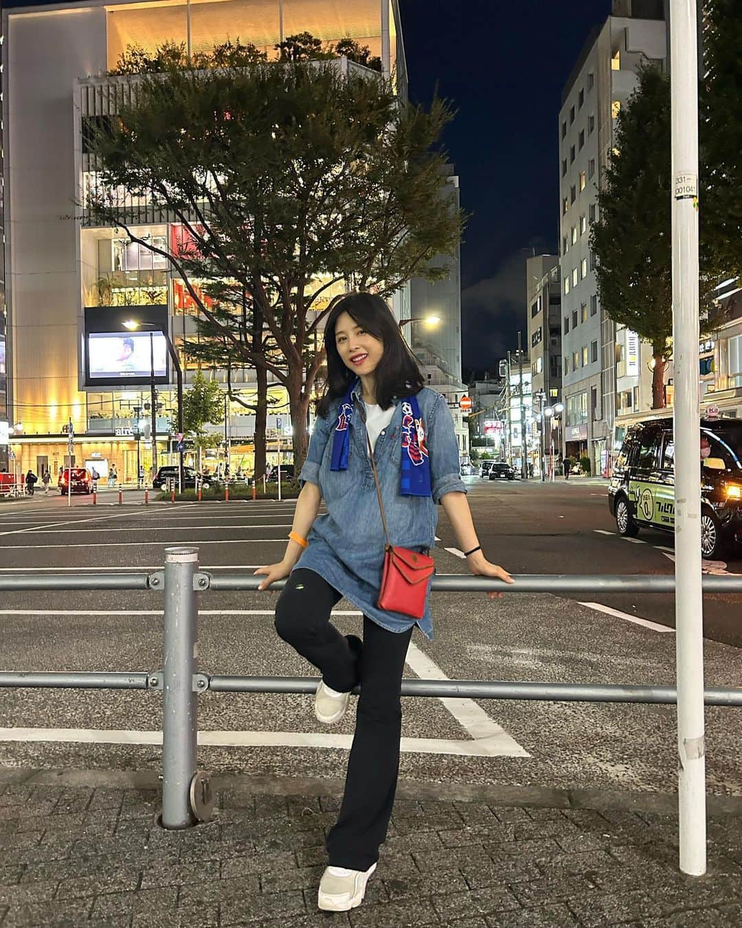 中岡由佳さんのインスタグラム写真 - (中岡由佳Instagram)「❇︎ 18時からのジョギング🏃‍♀️この時間の風が最高〜。ウォーキングスタイルで出てきてしまいましたが、ジョギングなので赤いバッグはウェストポーチにすべきだし、デニムはTシャツにすべき。笑　先日のサッカー観戦でプレゼントしてもらったタオルを水で濡らして絞り、首にかけて走ったらヒンヤリ感が続いて気持ちよかった💦 #jogging  #workout  #health #healthy #centforce  #セントフォース」8月31日 21時03分 - yuka_nakaoka