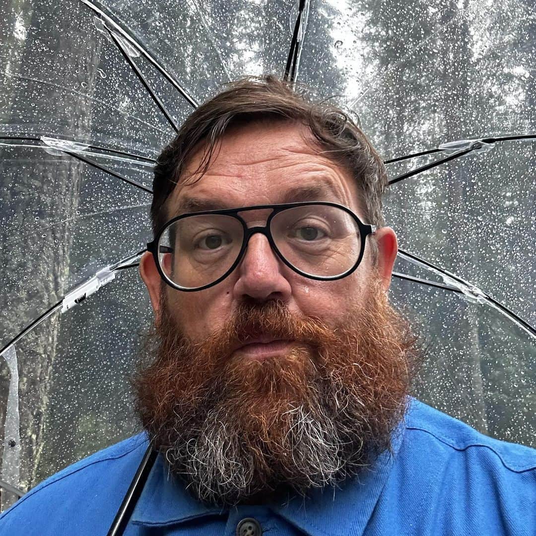 ニック・フロストのインスタグラム：「Chucking it down!!! ☔️☔️☔️」