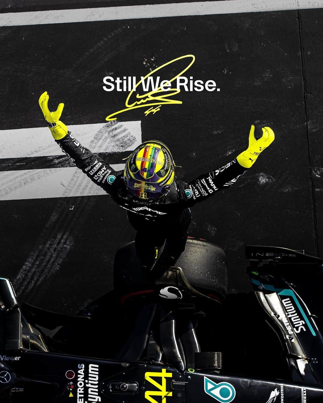MERCEDES AMG PETRONASさんのインスタグラム写真 - (MERCEDES AMG PETRONASInstagram)「Still. We. Rise. ✊ Lewis will continue his historic relationship with the Team! 🤩」8月31日 21時05分 - mercedesamgf1