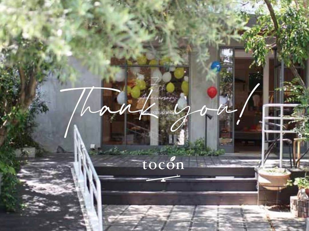 tocon (トコン) のインスタグラム：「2023.8.31 ・ 本日をもって tocon実店舗の営業が終了しました🐶 ・ 最終日の今日は オープンからクローズまで 沢山の方に足を運んで頂き 感謝の気持ちでいっぱいです💕 ・ 7年の間、足を運んで下さいました全てのお客様✨ toconに携わって頂いたメーカー様✨ 一緒に働いたスタッフの皆様✨  心よりお礼を申し上げます   私たちもtoconの店舗が大好きでした😊  お子様方が滑り台を滑ったり 鏡の前でポージングしたり 絵を描いてくれたり 折り紙を折ってくれたり ・ ご一緒出来て 本当に幸せな時間だったと 感じております🫶 ・ 明日から実店舗は一時休業となります ・ また違う形で皆様にお会い出来ますこと 楽しみにしております💕 ・ 皆様、toconに足を運んで頂き 本当にありがとうございました ・ オンラインは稼働しておりますので 是非覗いてくださいね ・ tocon スタッフ一同🐶」