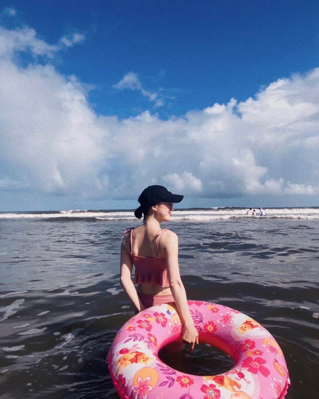 後藤夕貴のインスタグラム：「🏖️🌈  4年ぶりに海で遊んだ！ サンダル秒で壊れたのもいい思い出！笑」