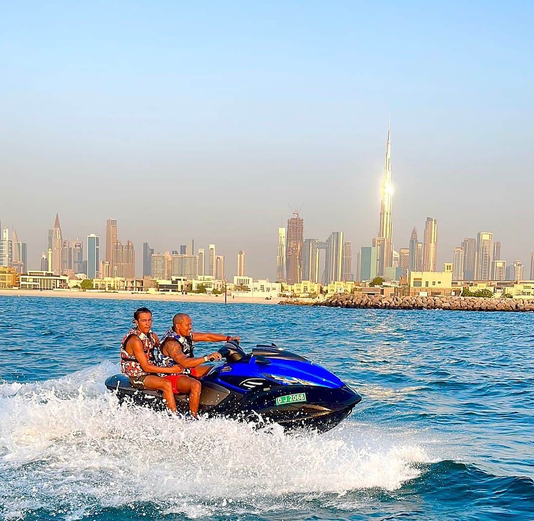 ロバート・アーンショウのインスタグラム：「Making memories that last forever ❤️  #dubai #uae #travel」