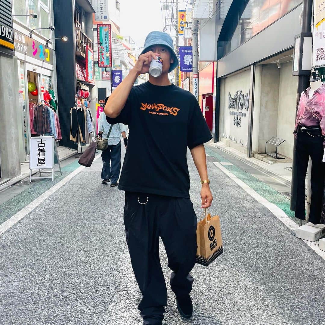 中村貴之さんのインスタグラム写真 - (中村貴之Instagram)「BREW × SEASONSのコラボT着て久々に下北沢行きました✌️  SEASONS OKINAWA FOOD TRUCK  @seasons_okinawa_foodtruck  は僕の先輩夫婦がやっていて、冬はプロスノーボーダーとして活躍しながらオフシーズンは沖縄で最高のピザを提供してるお店です🔥  沖縄の方、沖縄に行く方は是非この最高のピザを食べてみてください🍕🍺  177㎝でLサイズ着てみました。 大きめのアームホールでタフな生地がストリートで映えるシルエットです。 オススメです🍺  @brew_kikaku のプロフィールから購入できます🙏」8月31日 21時09分 - taka_brew