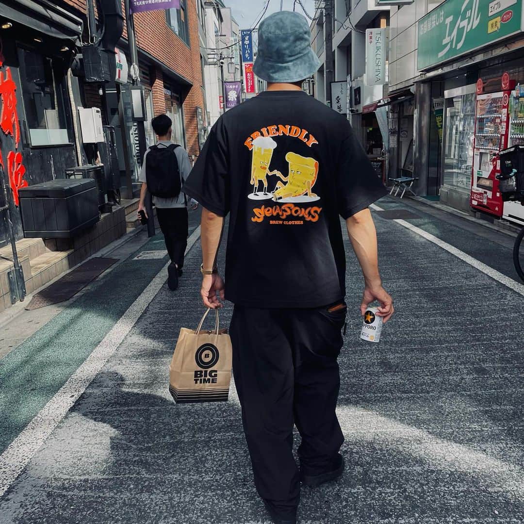 中村貴之さんのインスタグラム写真 - (中村貴之Instagram)「BREW × SEASONSのコラボT着て久々に下北沢行きました✌️  SEASONS OKINAWA FOOD TRUCK  @seasons_okinawa_foodtruck  は僕の先輩夫婦がやっていて、冬はプロスノーボーダーとして活躍しながらオフシーズンは沖縄で最高のピザを提供してるお店です🔥  沖縄の方、沖縄に行く方は是非この最高のピザを食べてみてください🍕🍺  177㎝でLサイズ着てみました。 大きめのアームホールでタフな生地がストリートで映えるシルエットです。 オススメです🍺  @brew_kikaku のプロフィールから購入できます🙏」8月31日 21時09分 - taka_brew