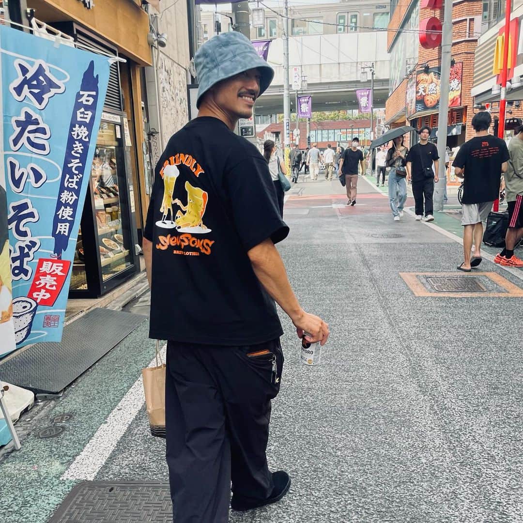 中村貴之さんのインスタグラム写真 - (中村貴之Instagram)「BREW × SEASONSのコラボT着て久々に下北沢行きました✌️  SEASONS OKINAWA FOOD TRUCK  @seasons_okinawa_foodtruck  は僕の先輩夫婦がやっていて、冬はプロスノーボーダーとして活躍しながらオフシーズンは沖縄で最高のピザを提供してるお店です🔥  沖縄の方、沖縄に行く方は是非この最高のピザを食べてみてください🍕🍺  177㎝でLサイズ着てみました。 大きめのアームホールでタフな生地がストリートで映えるシルエットです。 オススメです🍺  @brew_kikaku のプロフィールから購入できます🙏」8月31日 21時09分 - taka_brew