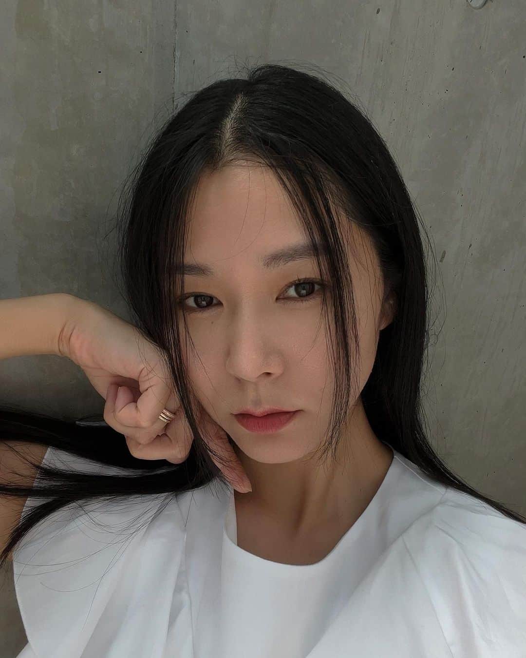 鈴木淳子のインスタグラム：「tentacle hair🤍 触角ヘア つやつやトリートメントしてもらったので、嬉しくておろしてます。 いつもありがとう🫶🏻　@number76_gomi   くせ毛に悩む皆さん！ トリートメントしてもらいましょ。 続けてると、ブローだけでストレートになるよ✌🏻  #hairmake #blackhair #number76tokyo」