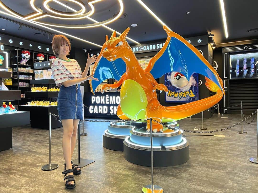 のインスタグラム：「韓国初出店‼️ポケカ専門店⚡️  行ってきました🥰🩷  . .  アイパークモール内にOpenした ⚡️Pokémon CARD SHOP⚡️  ポケカ専門店ってすごいよね 日本では売り切れてる大人気のパックやスリーブ 限定商品もまだあったりして…🤯✨  151がたくさんあったからみんなで買った🤣🩷  ポケカが展示されていたり、 初代ポケモンが壁に装飾されてたり  まじでテンション爆上げだった🤤🌈 . . .  📍 ソウル特別市 龍山区 漢江路3街 40-999 (서울특별시 용산구 한강로3가 40-999)  [道路名住所] ソウル特別市 龍山区 漢江大路23キル 55  (서울특별시 용산구 한강대로23길 55 ) . . .  #ポケモンカード #ポケカ #Pokémon #韓国 #korea  #アイパークモール #ポケカ専門店 #ポケカコレクター  #ポケカ部 #포켓몬　#포켓몬스터」