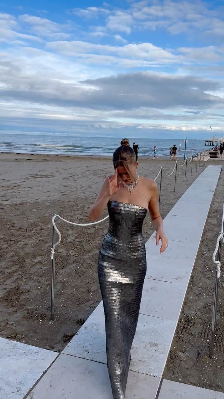 トニ・ガーンのインスタグラム：「Right before my first Venice Film Festival carpet last night 💎snatched in @albertaferretti-  stuck in @crivelliofficial GRAZIE my 🩶 @amarsana_g」