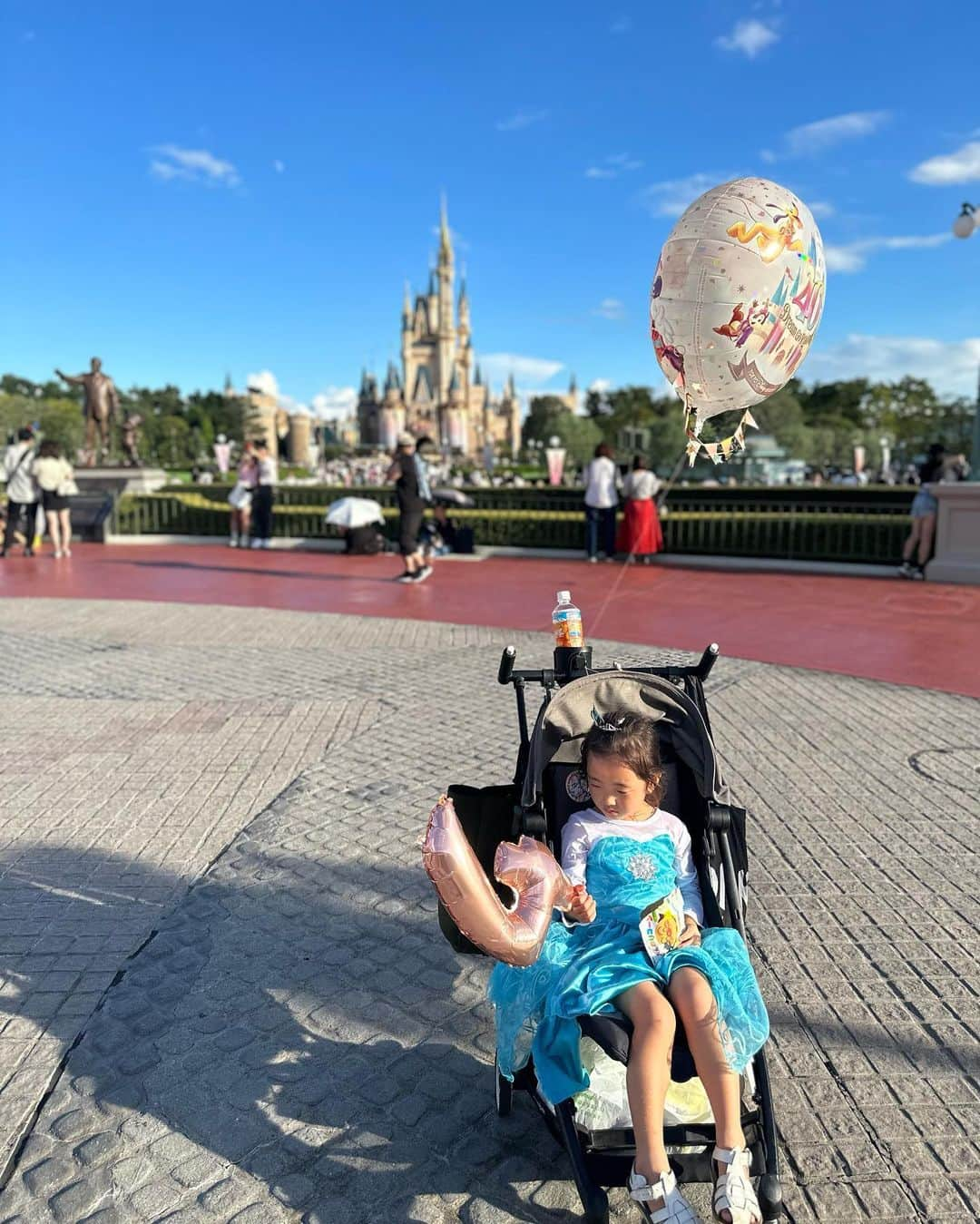 菊井彰子さんのインスタグラム写真 - (菊井彰子Instagram)「【4歳お誕生日②】 お誕生日は我が家の恒例になってきた ディズニーランドへ🐭🏰  年々成長する娘の感受性や表情、リアクションに 感動するので毎年楽しみだったりするんです🤭  ご覧の通りプリンセスブームなので 美女と野獣は去年より特に表情を輝かせていた✨  スプラッシュマウンテンは 去年は落ちるところでゲラゲラ笑っていたのに 今年は怖いということを認識して爆泣き（笑）  この違いが面白いのよねぇー😙  👧もランド大好きなので 親達もありのままの〜で👸 堪能できるようになってきた👏  今年は宿泊はせずレインフォレストから のんびりとアーリーイブニングパスポートで １５時から入園🏰  そんなに乗れないかもねぇーなんて言っていたら 土曜日なのにとても空いてて充分楽しめた✨  平日派なので週末のこのスムーズさにびっくり。 お昼頃にゲリラ予報もあったからかな☔️  娘氏、身長的にランドの乗り物は 全部クリアできるようになったので これから益々楽しいしワクワクするね🤍 （102cmから全て乗車OK）  ただただ4歳BD親バカ記録でした😂😂😂  ・ ・ ・ ・ ・ #東京ディズニーランド40周年  #東京ディズニーランド  #tokyodisneyresort #お誕生日ディズニー  #子連れディズニー  #4歳女の子  #4歳お誕生日  #4yearsbirthday  #女の子のママ」8月31日 21時12分 - yanakiku_kiku