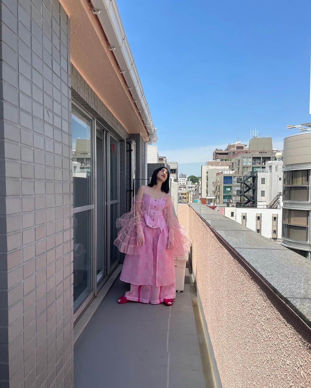 のん（能年玲奈）さんのインスタグラム写真 - (のん（能年玲奈）Instagram)「ピンク好きです。 でも、似合うピンクを見つけるのは大変。 もっとピンクが着たいのに。  これは今年出したアートブックで、CHAIさん @chaiofficialjpn と対談した時に便乗したピンク！  Styling: @izumimachino Hair&Make up: Kaori Mori」8月31日 21時14分 - non_kamo_ne