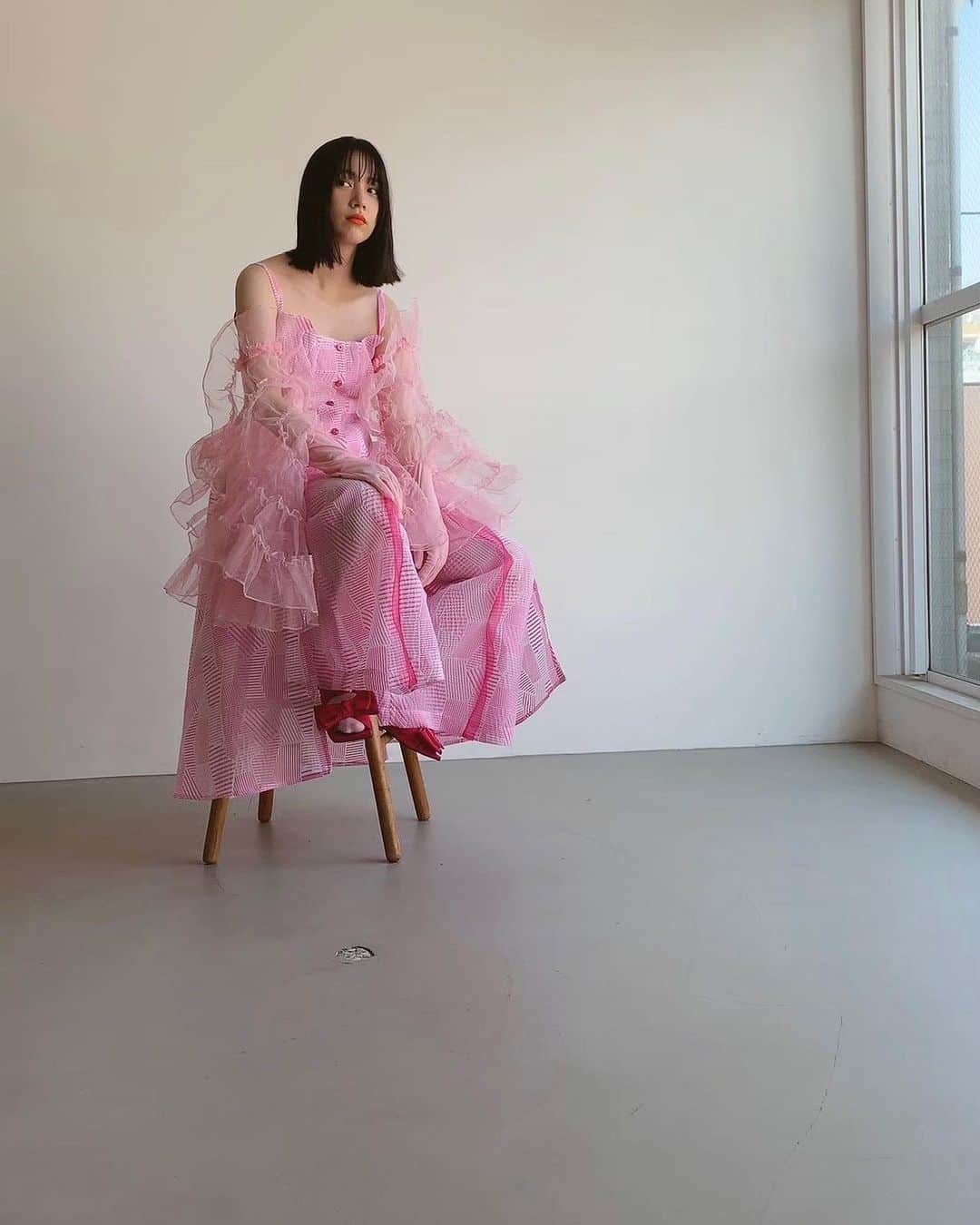のん（能年玲奈）のインスタグラム：「ピンク好きです。 でも、似合うピンクを見つけるのは大変。 もっとピンクが着たいのに。  これは今年出したアートブックで、CHAIさん @chaiofficialjpn と対談した時に便乗したピンク！  Styling: @izumimachino Hair&Make up: Kaori Mori」