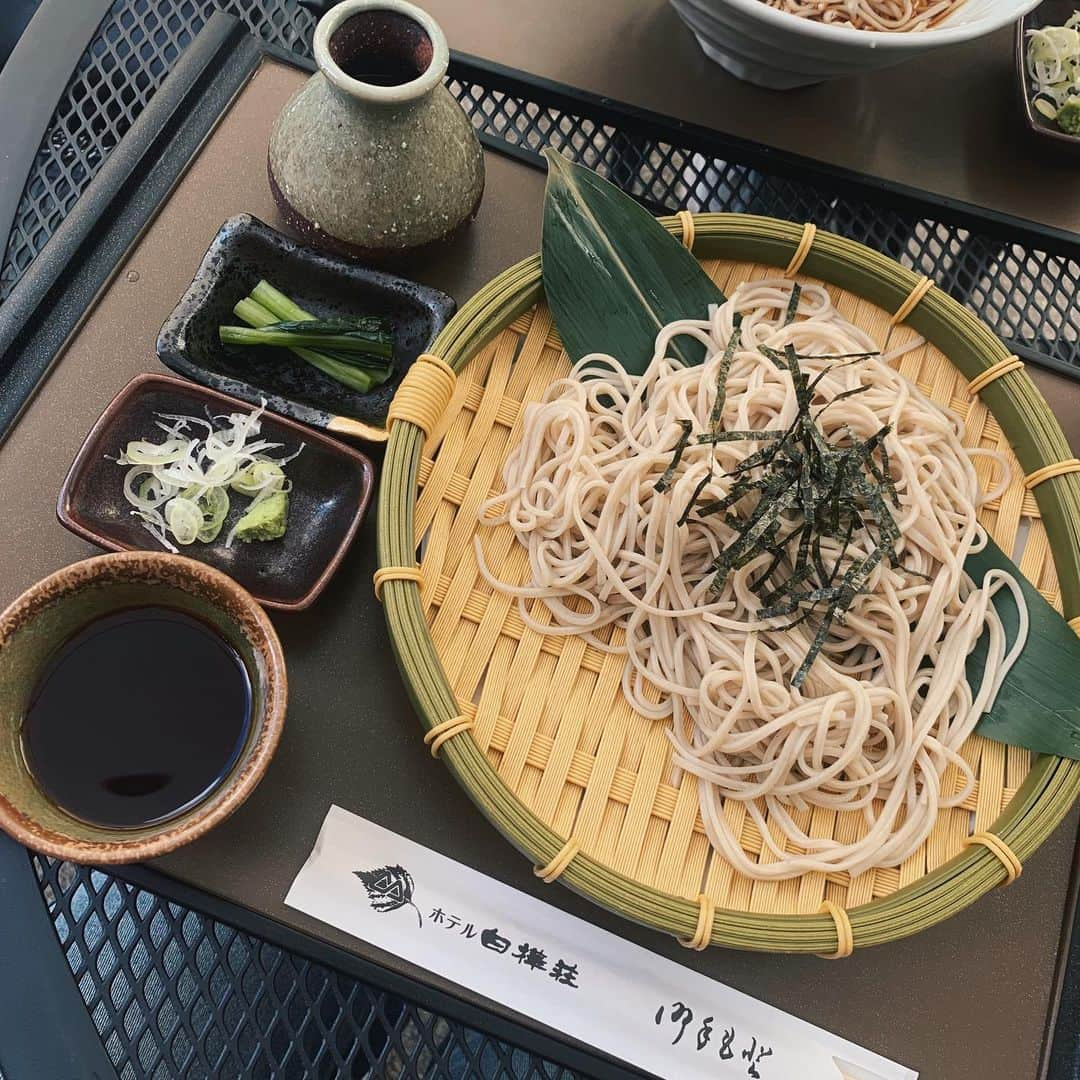 武藤ジャスピンさんのインスタグラム写真 - (武藤ジャスピンInstagram)「緑の日の上高地人やばすぎた🙃 長野って本当素敵すぎて定期的に行きたい🏕️🌿  このズボン周りの仲良いみんなからズボン締めてって 不評だったのでお蔵入りとなりました^_^ ((一応締め忘れたのではなくこういうやつなの！))」8月31日 21時23分 - _jasmuts