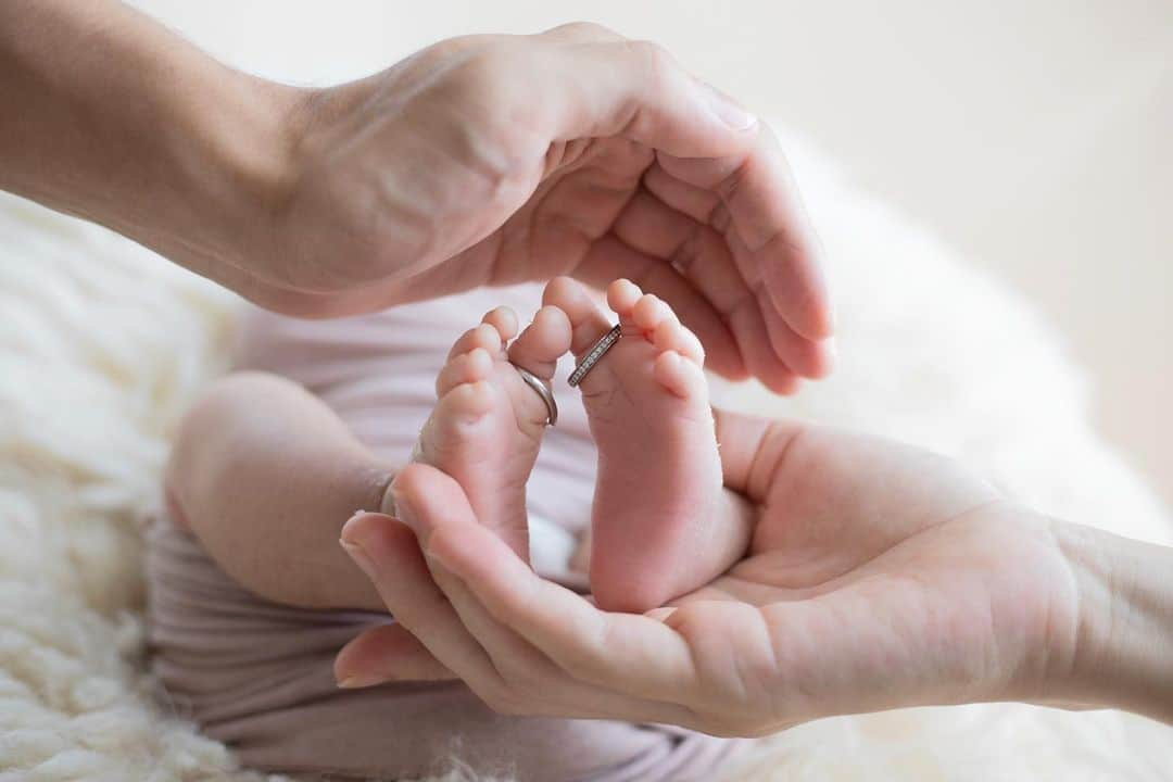 伊藤沙織さんのインスタグラム写真 - (伊藤沙織Instagram)「newborn photography🕊  @fotowa.jp で探したカメラマンさんに実家にお越しいただきました📸  途中、ぐずってしまいなかなか思うように撮影できなかったけど、思っていた以上にたくさん撮っていただいて大満足🫶  優しくて素敵なカメラマンさんでした☺️💕 ありがとうございました🐰🤍  #fotowa #出張撮影 #ニューボーンフォト @fotowa_newborn」8月31日 21時23分 - saori__ito