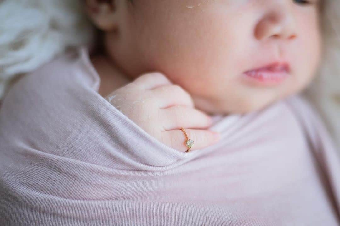 伊藤沙織さんのインスタグラム写真 - (伊藤沙織Instagram)「newborn photography🕊  @fotowa.jp で探したカメラマンさんに実家にお越しいただきました📸  途中、ぐずってしまいなかなか思うように撮影できなかったけど、思っていた以上にたくさん撮っていただいて大満足🫶  優しくて素敵なカメラマンさんでした☺️💕 ありがとうございました🐰🤍  #fotowa #出張撮影 #ニューボーンフォト @fotowa_newborn」8月31日 21時23分 - saori__ito