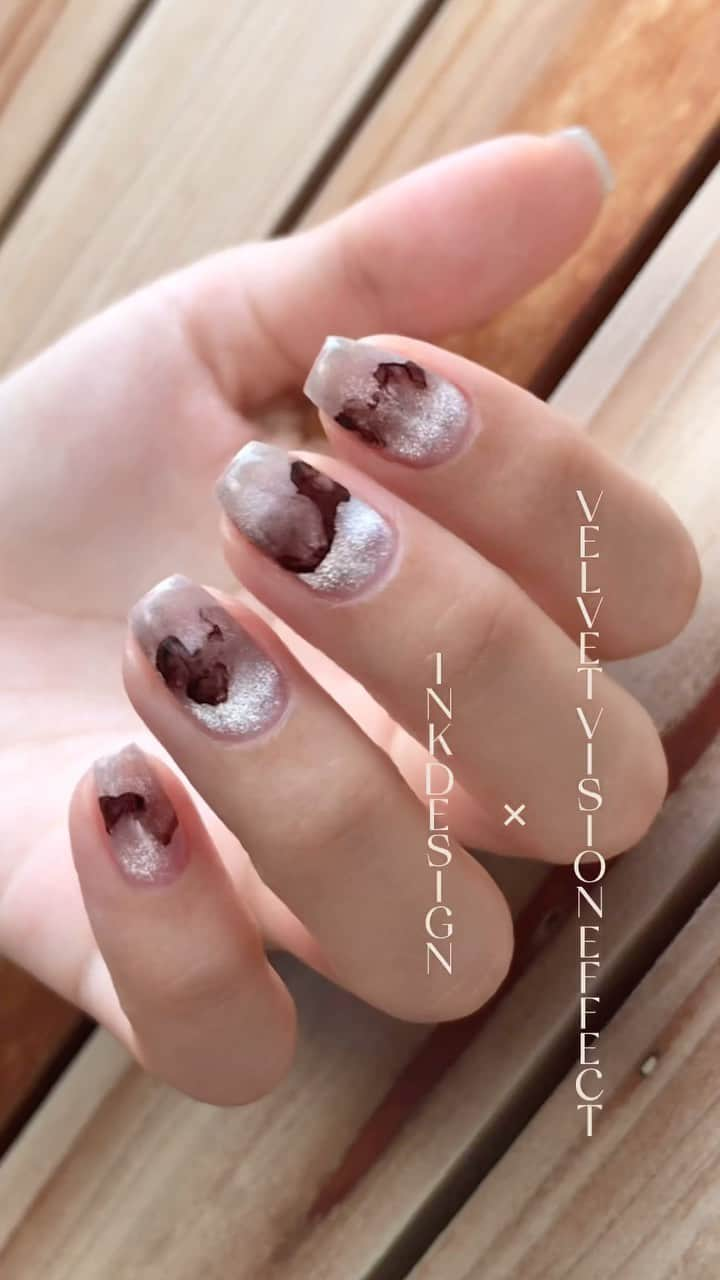 ryo kitamuraのインスタグラム：「秋にめっちゃ可愛い09/15発売💥 🆕マグネット×インクデザイン🍂  09/15 @opi から待望のマグネットジェル<ベルベットビジョンジェルエフェクト>が4色新発売！ 特にすごいのがマグネットでぐるぐると想いのままに操れて、自分の好きな場所に持っていく事が簡単にできます☺️  秋冬は横ラインにマグラインを作って、その上に好きなインクでささっとデザインしたら簡単＆時短でめっちゃ可愛い秋デザインに🍂🤍  ぜひみんなも秋冬マジカルなジェルで遊んでみてね🪄✨ (コメントいっぱいくれると嬉しいです🥹)  #opi  #マグネットネイル #インクデザイン #ニュアンスネイル」