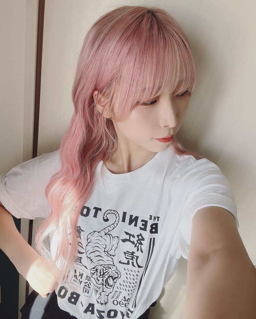 朝日奈丸佳のインスタグラム：「紅虎餃子房のTシャツ、色違いで2枚ある🐯 好きな中華はあんかけ焼きそば。  いいね💗の仕様変わった？ ハート可愛くなってるよね？ 押して確かめていきなよ！ね！💗💗💗   #違ったらほんとごめん  #紅虎餃子房   #ピンクカラー  #ピンク髪  #派手髪  #プルエクステ  #ロングヘア」