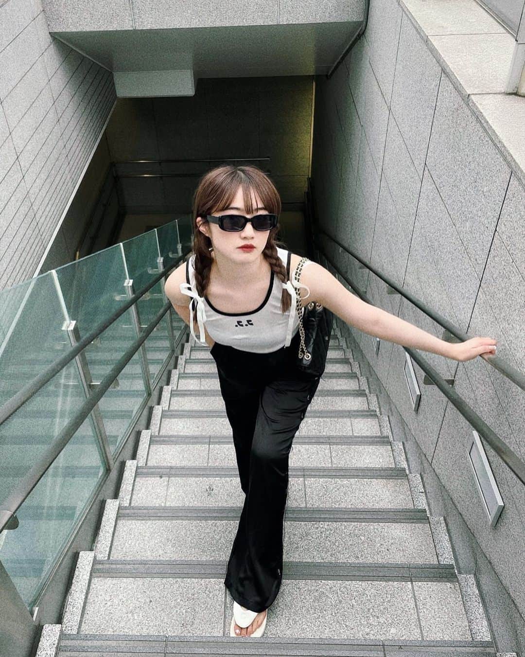 河﨑莉奈のインスタグラム：「🖤  👚　@rr_restandrecreation  👖　@sto__official  👡　@akiiiclassic_japan_official」