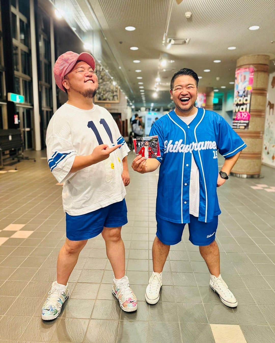 HIPPYのインスタグラム：「怒涛の8月が今日で終わり 雨の日も風の日もなんとか中止になることなく これまで準備していたことが 目標には届かなかったものの  野球から音楽に転身し20年 メジャーデビュー8年、独立して2年にてキャリアハイ！  これまでにない結果をいただき 心から感謝しています。  「HIPPYをオリコン１位にしたい」 「HIPPYのこの１枚を買いたい」と 対バンしてくださったアーティストやスタッフさん ロケをご一緒したカメラマンさんや音響さんディレクターさん いつも応援してくれる仲間がライブのたびに予約してくれたり 家族の分もって購入いただいたり、その１枚１枚が大きな数字となりました  時代に逆行したこの挑戦に 力を貸していただきありがとうございます  ※写真はシクラメンの兄弟 肉だんごくん 、DEppaくん、電球くん ガチで買わせて欲しいと肉だんごくんが自腹でゲットしてくれました。感謝  この挑戦の理由はたくさんありまして ひとつづつまた投稿にてお伝えさせて下さい。  明日から9月 HIPPY初の横浜ワンマン！売り切れ間近！ そして、北海道から沖縄まで 全国各地たくさんのライブにお誘いいただいております！  11月にはPEACE STOCK’78の開催も控えています  挑戦の連続！立ちはだかる壁に無邪気に落書き そんなマインドで笑う！許す！感謝！を胸に  今日も一歩コツコツと歩むんです。 ご一緒してくれませんか  愛してます♡」