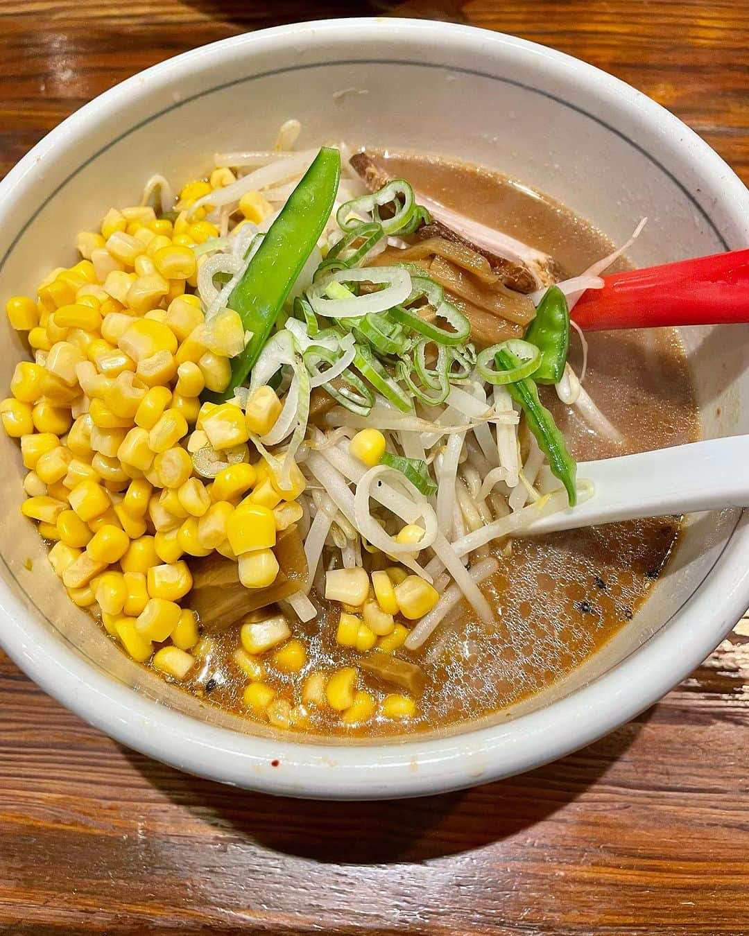 M'sブライダルのインスタグラム：「北海道みそラーメン、一点張🍜✨ 外国人のお客様も大歓迎です🌍🙌 赤坂のラーメン屋でコスパ最高✨✨ みんなに愛される、美味しいお店です💕  ＃北海道みそラーメン ＃一点張 ＃外国人も大歓迎 ＃コスパ最高 ＃赤坂のラーメン屋 ＃おいしいラーメン ＃北海道グルメ ＃ラーメン好きな人と繋がりたい ＃外国人観光客に人気のスポット ＃日本の味 ＃ランチに最適 ＃北海道食べ歩き ＃美味しいお店 ＃食べログ掲載店 ＃ラーメンマニア ＃ラーメン巡り ＃美味しいご飯 ＃世界一のラーメン ＃日本グルメ ＃赤坂カフェ ＃美味しい料理 ＃外国人向け案内 ＃グルメ情報 ＃日本の食文化 ＃旅行好き ＃インスタフレンズ ＃美味しいランチ ＃おいしいごはん」