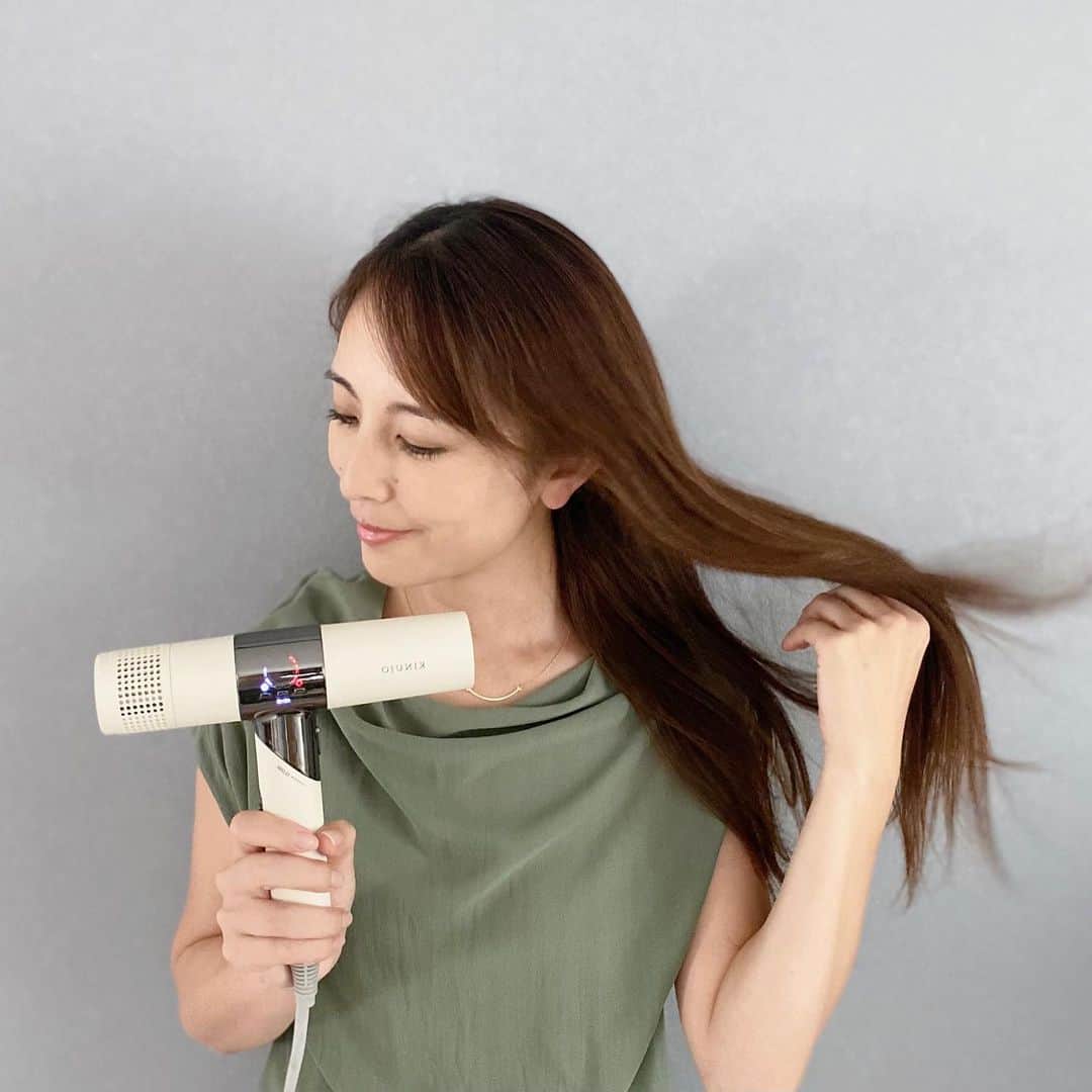 大谷朋子さんのインスタグラム写真 - (大谷朋子Instagram)「♡ * @kinujo.jp のヘアドライヤー。 * スタイリッシュで見た目がかわいいだけでなく、大風量でドライ時間を大幅短縮！ 髪が多いし長いから、乾かす時間が少なくなるのは本当に助かる♡ * 髪内部の分子を細かく振動させ熱を内側から生み出すことで、髪表面の熱ダメージも軽減！ * そして、こんなにパワフルなのにたった363gとびっくりするくらい軽量♫ * コンパクトに収納できるから、 この夏旅行にも持って行きました♡ * * #KINUJO #絹女 #キヌージョ #ドライヤー #ロングヘア」8月31日 12時31分 - tomoko_ohtani