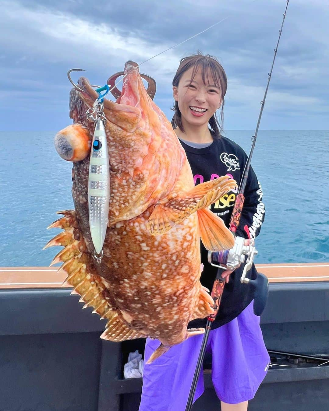 高本采実のインスタグラム：「🐟 泳がせクエのあとはジギング🎣 壱岐島ポテンシャルすごい！  ボトム&フォール意識でジグを操作したら、色んな魚種が釣れる釣れる！！！ でかすぎるウッカリカサゴ🤣🤣 そしてアジからクエなど ジグだけで5種目GETでした✊🏻  クエはエア抜きして元気に回復したのを確認しリリースしました🐟  ジギングも楽しいな〜🫶🏻  ⛴️ @sunrise.shinkai   . . . .  #クエ #アラ #ジギング #カサゴ #ウッカリカサゴ #jigging #玄界灘 #壱岐島 #大物釣り #巨大魚 #サンライズ #sunrise  #釣果 #石斑魚 #grouper #釣り好き #釣りガール #大物ハンター #アングラー #fishinggirl #钓鱼 #高本采実 #あやみん #ayamistagram」