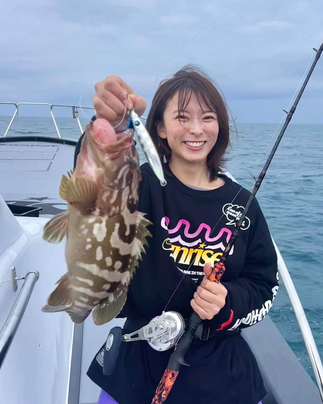 高本采実さんのインスタグラム写真 - (高本采実Instagram)「🐟 泳がせクエのあとはジギング🎣 壱岐島ポテンシャルすごい！  ボトム&フォール意識でジグを操作したら、色んな魚種が釣れる釣れる！！！ でかすぎるウッカリカサゴ🤣🤣 そしてアジからクエなど ジグだけで5種目GETでした✊🏻  クエはエア抜きして元気に回復したのを確認しリリースしました🐟  ジギングも楽しいな〜🫶🏻  ⛴️ @sunrise.shinkai   . . . .  #クエ #アラ #ジギング #カサゴ #ウッカリカサゴ #jigging #玄界灘 #壱岐島 #大物釣り #巨大魚 #サンライズ #sunrise  #釣果 #石斑魚 #grouper #釣り好き #釣りガール #大物ハンター #アングラー #fishinggirl #钓鱼 #高本采実 #あやみん #ayamistagram」8月31日 12時23分 - ayami__summer