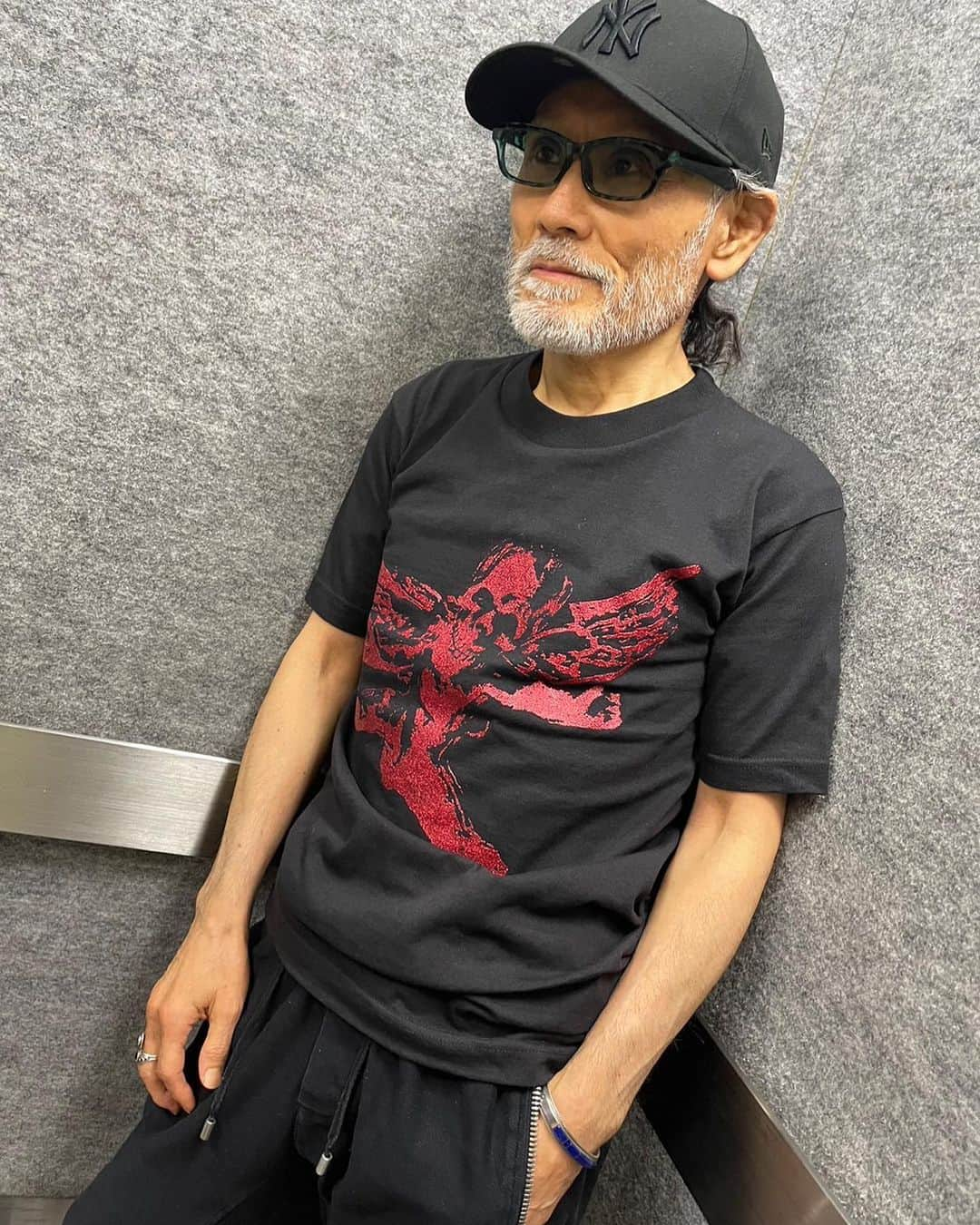 片岡鶴太郎のインスタグラム：「劇場楽屋入りスタイル❗️  ⭐️CHROME HEARTS （クロムハーツ）Tシャツ👕  ⭐️BALMAIN（バルマン）スウェットパンツ🩳  ⭐️NEW ERA（ニューエラ）キャップ🧢  #片岡鶴太郎#俳優#画家#ヨーギー#ヨガ#つるちゃん#オシャレ#古着#太田プロ#芸人#ぴよこちゃん#おでん芸#ものまね#ボクシング#ちょっちゅね#pm11時起き#楽屋入り#舞台#呪縛の家」