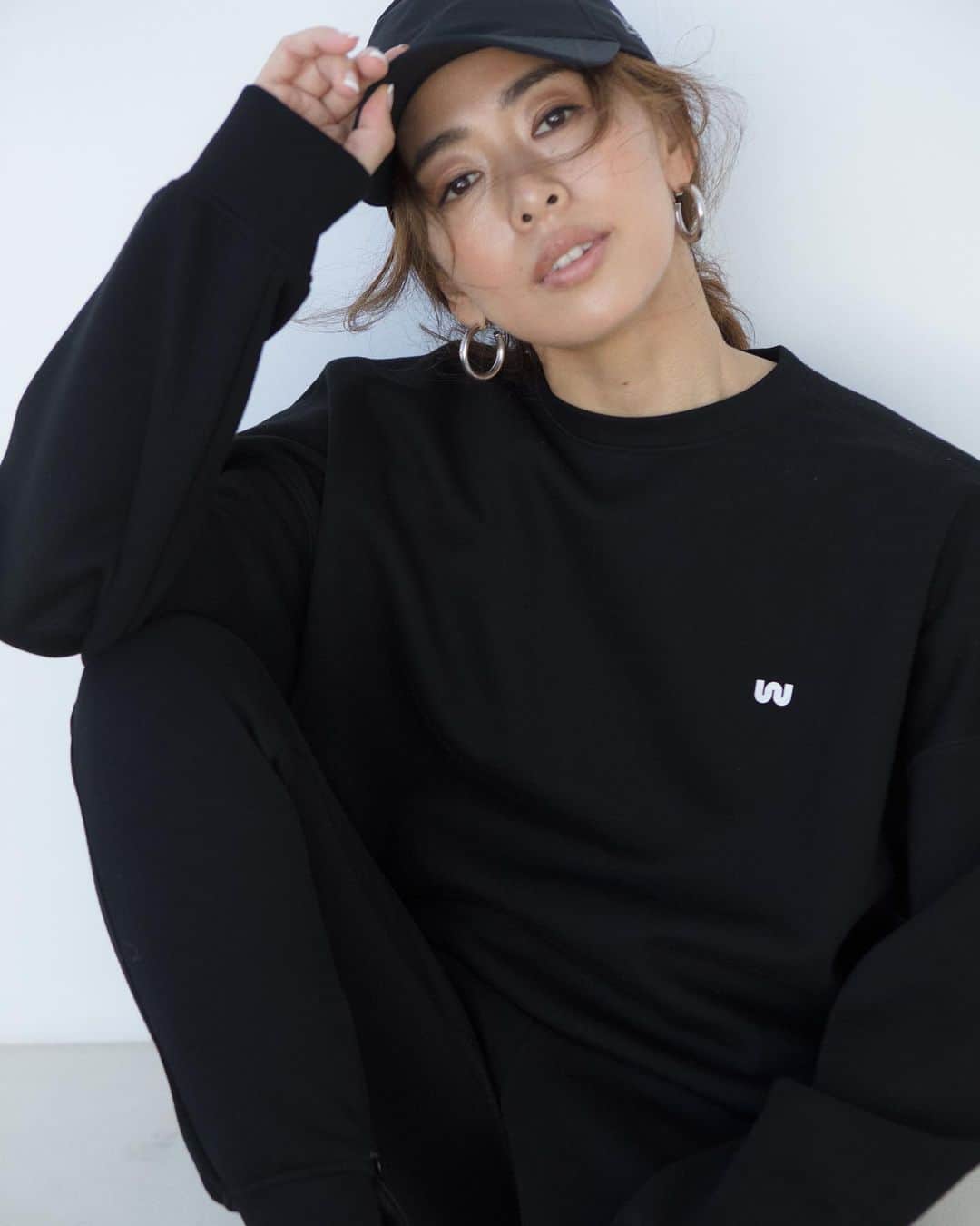 野沢和香のインスタグラム：「WE‘RTHY SWEAT 不動の人気no.1のブラック🖤  着回し力もno.1 トップもパンツもめっちゃくちゃ使えます🖤過去の着回しコーデまた載せておきますね。  海やストリートのスタイルをcoolにしてくれるし、ウールコートと合わせて少し綺麗orモードな雰囲気にも着れるブラック🖤  明日９月1日21：00より発売開始いたします🙋‍♀️」